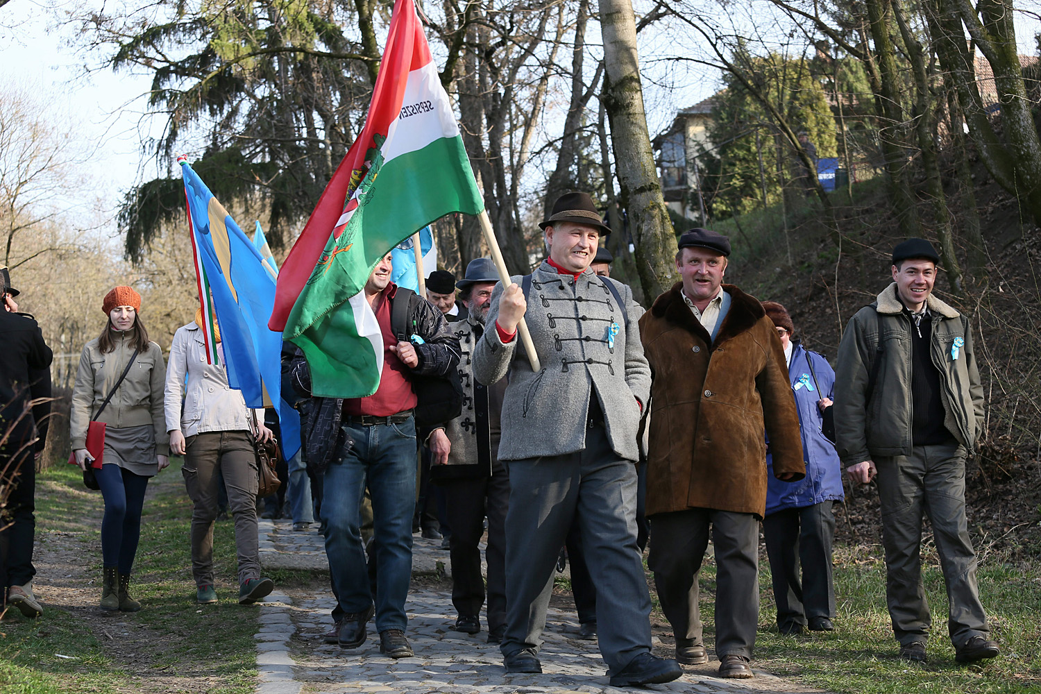 Résztvevők érkeznek a marosvásárhelyi autonómiatüntetésre 2014. március 10-én