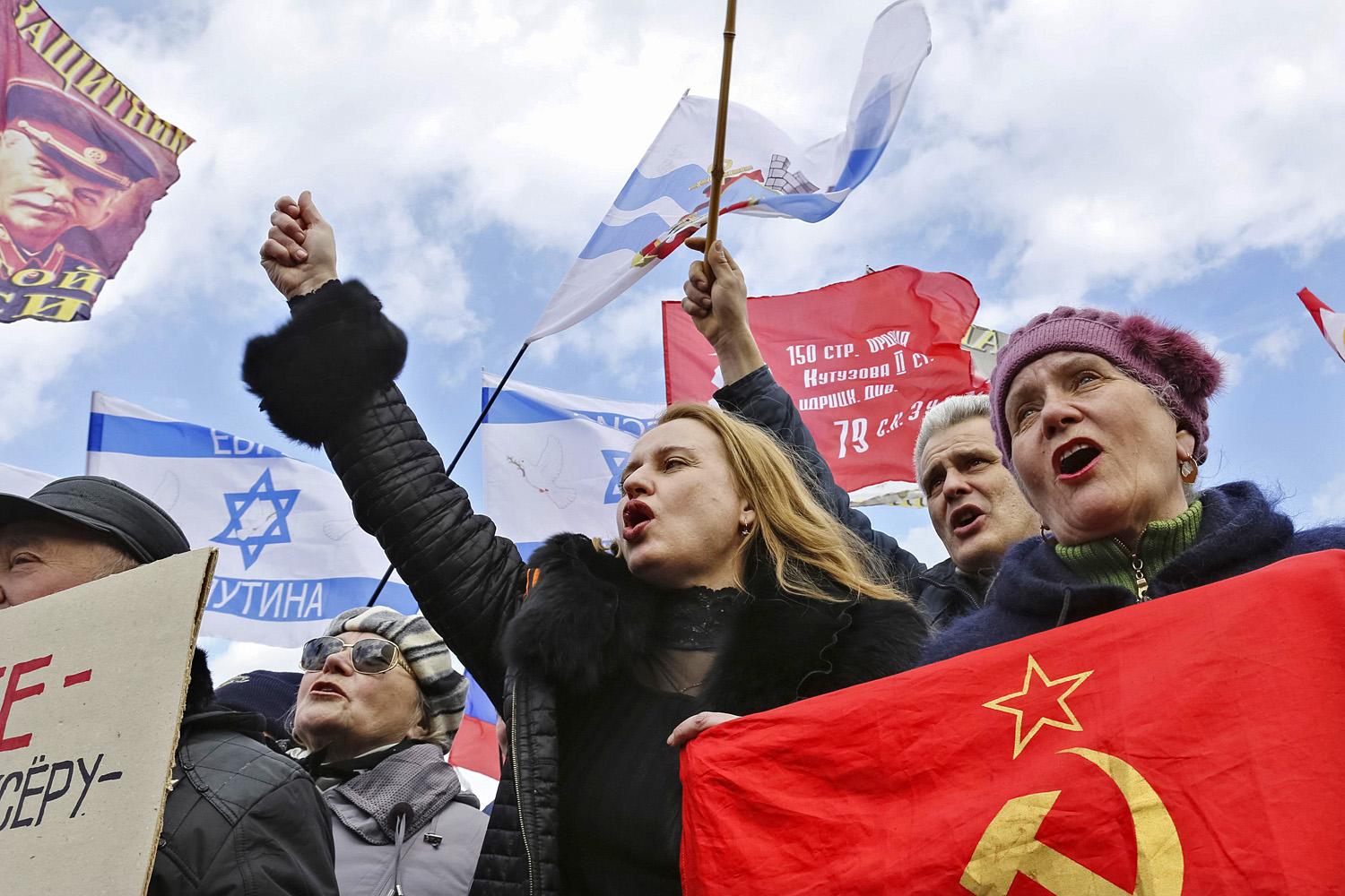 Vasárnap tüntettek Doneckben, Harkivban és Odesszában is. Az új kijevi vezetés halálos erőszak szításával vádolja Oroszországot