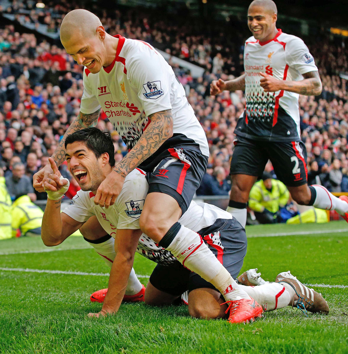 Suarez hátán Skrtel, az MU fölött a Liverpool