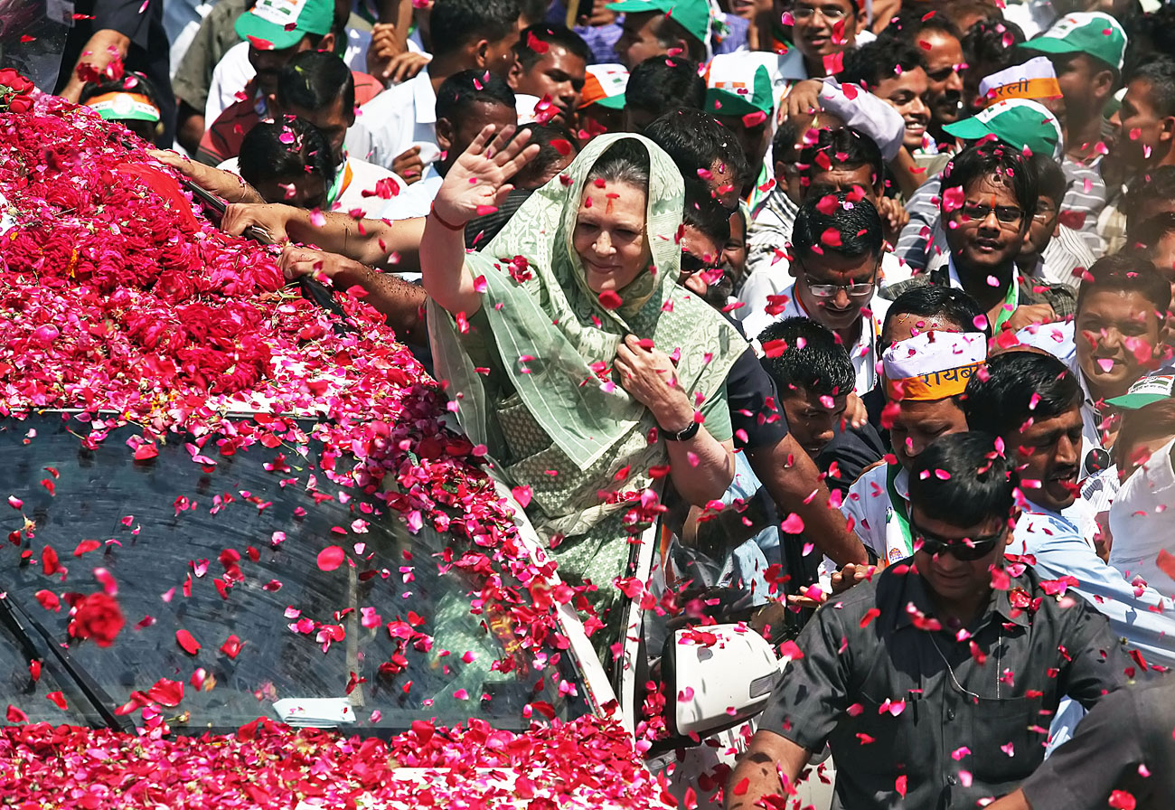 Sonia Gandhi kongresszuspárti támogatók gyűrűjében