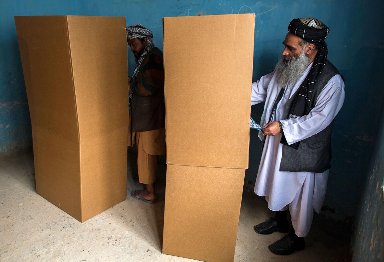 Szavazás Mazar-i-Sarifban. Nagy merénylet nem volt
