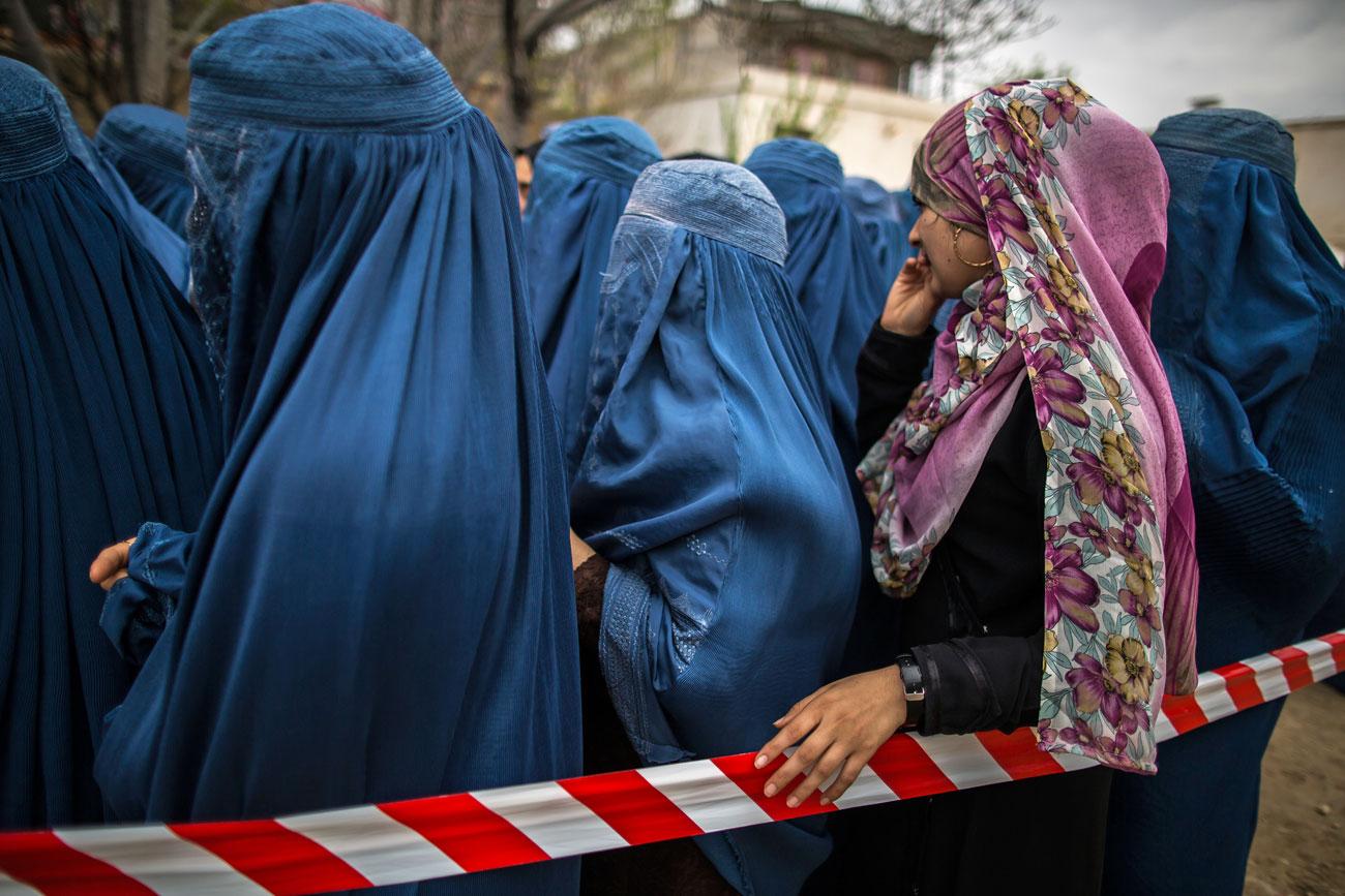 A tálibok fenyegetései ellenére nők is sokan mentek el leadni a voksukat