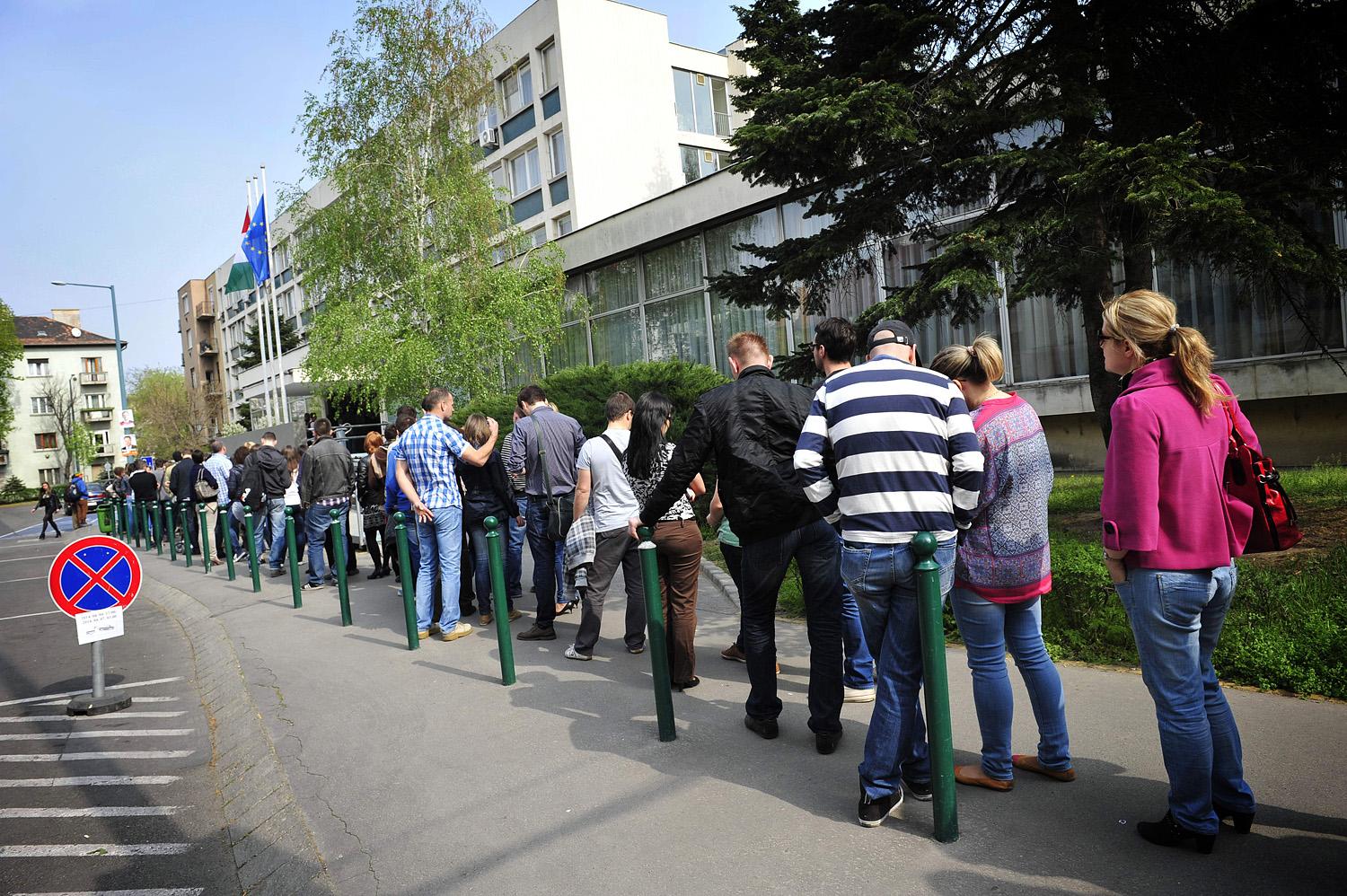 Átjelentkezett választópolgárok várakoznak a zuglói okmányiroda előtt
