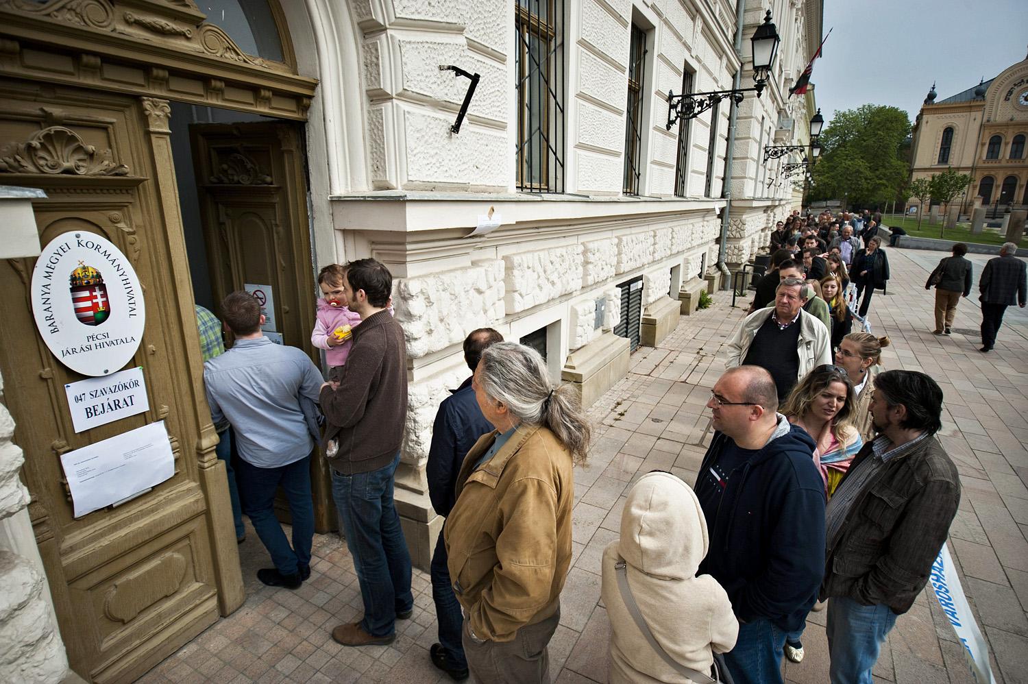 Szavazók várakoznak a pécsi Kossuth téren