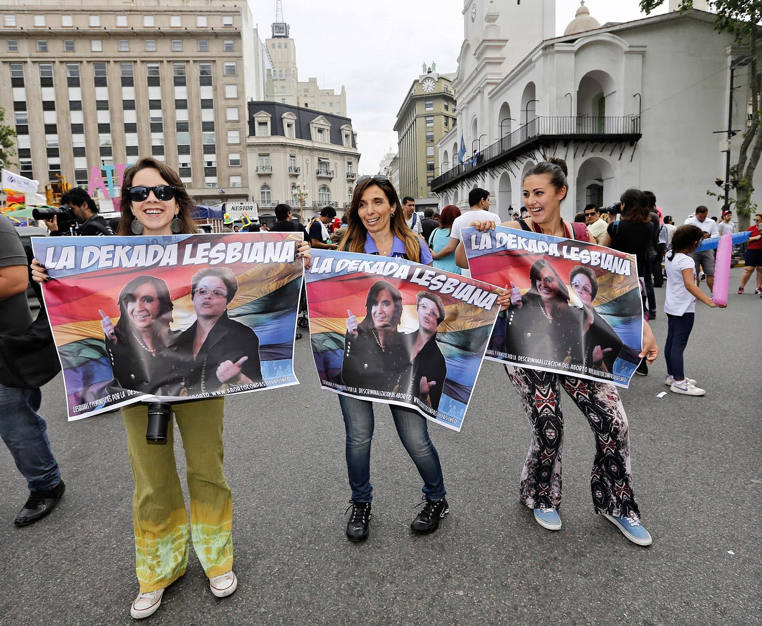 A leszbikus évtized: transparens a tavalyi Buenos Aires-i melegfelvonuláson Kirchnerrel és Dilma Rousseff brazil elnökkel