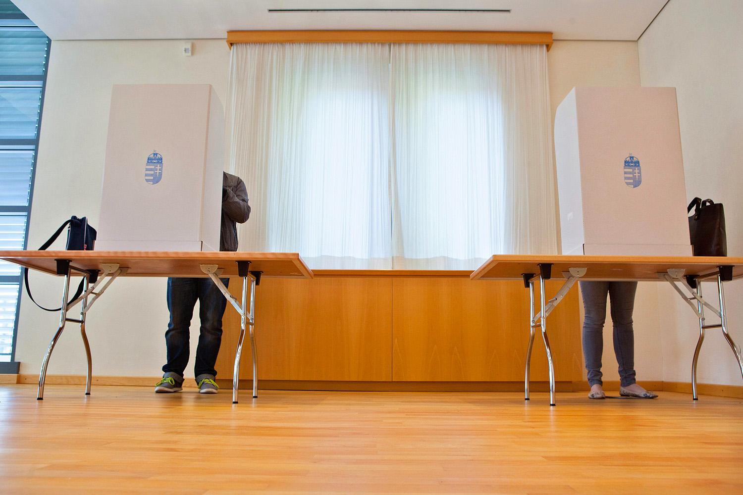 Szavazók a magyarországi országgyűlési képviselő-választáson a berlini magyar nagykövetségen