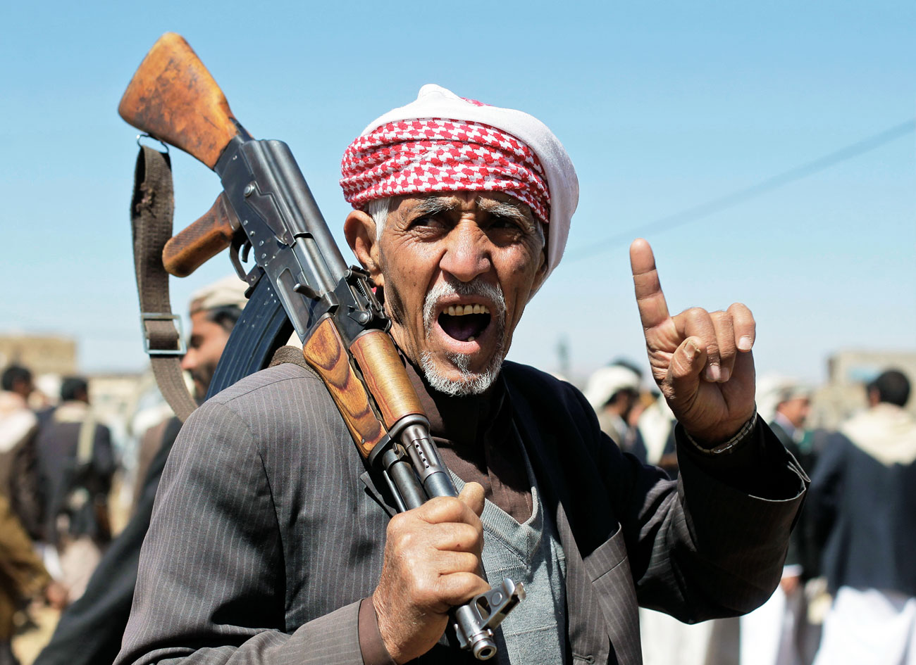 Egy jemeni síita harcos törzsi gyűlésre érkezik. A felnőttek válogathatnak a fegyverek között