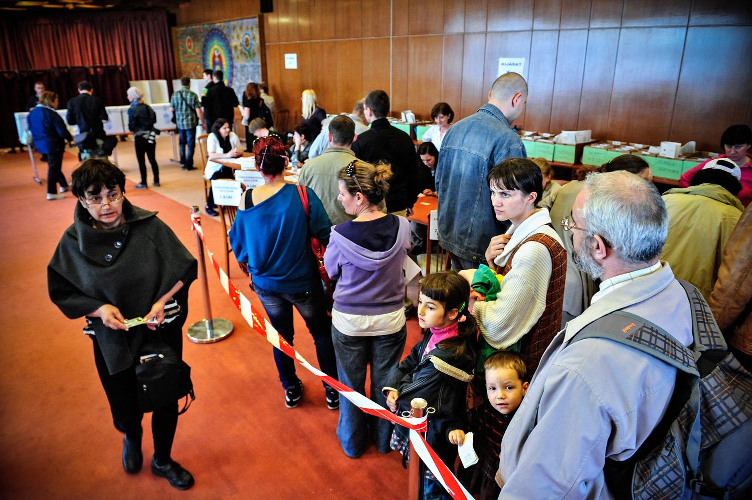 Átjelentkezett választópolgárok szavaznak a zuglói anyakönyvi hivatalban