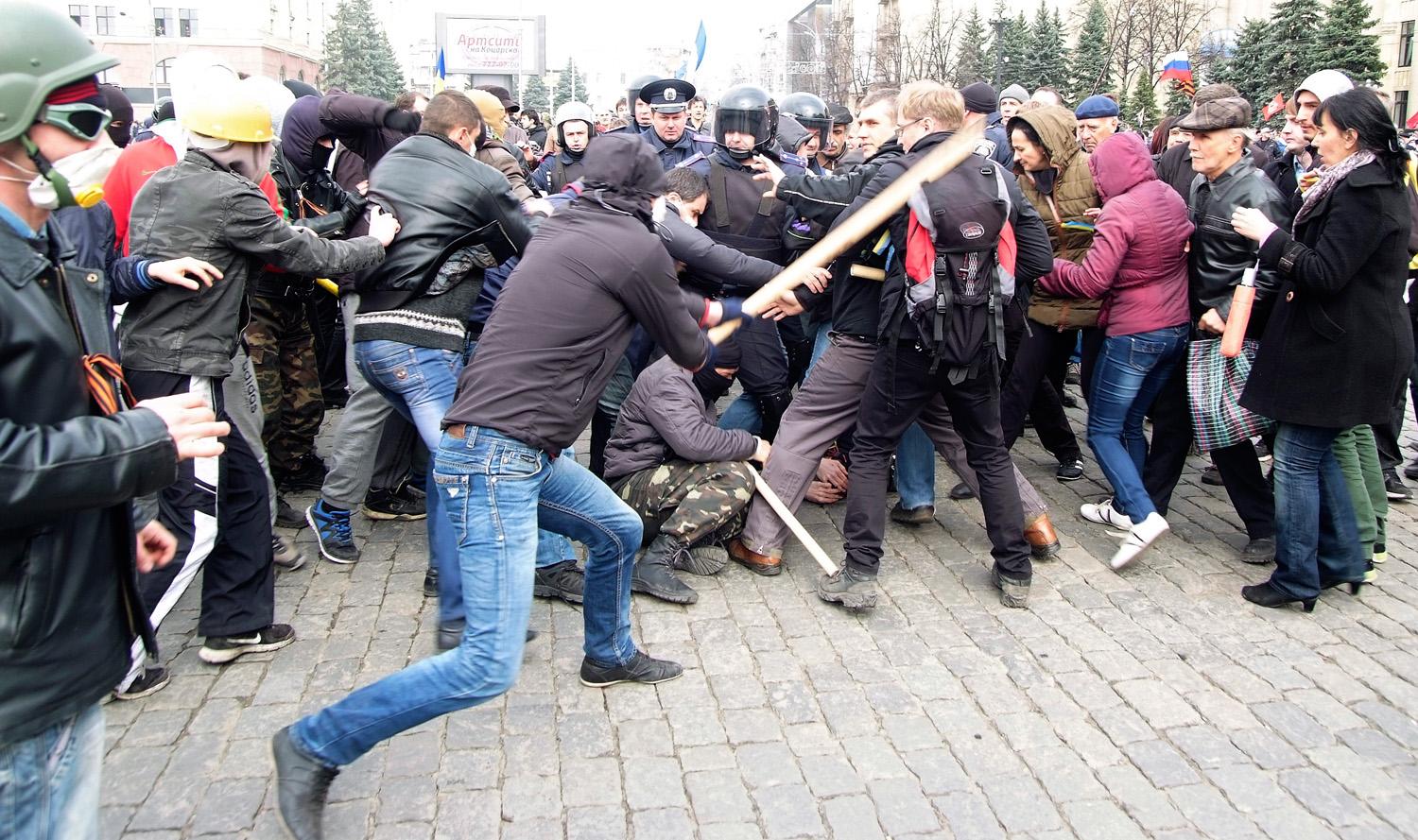 Orosz- és ukránpárti tüntetők összetűzése Harkivban. A kivezényelt biztonságiaknak nem mindig sikerült szétválasztaniuk őket