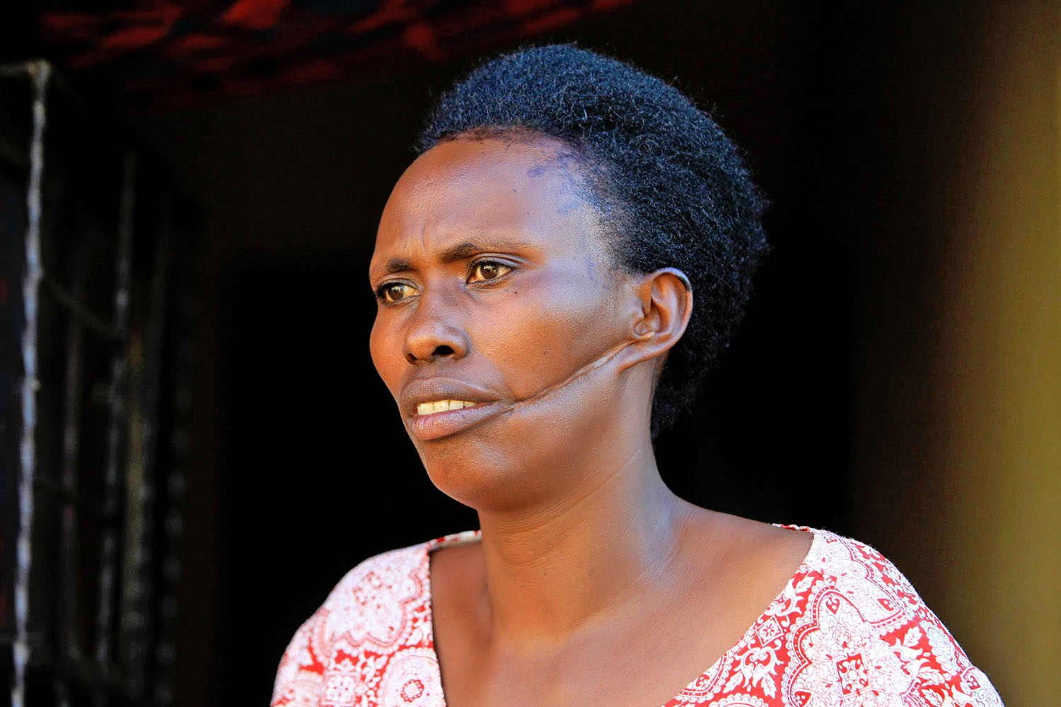 A 42 éves Alphonsine Mukamfizi halottnak tettette magát, így élte túl a mészárlást. Tizenegy családtagját megölték