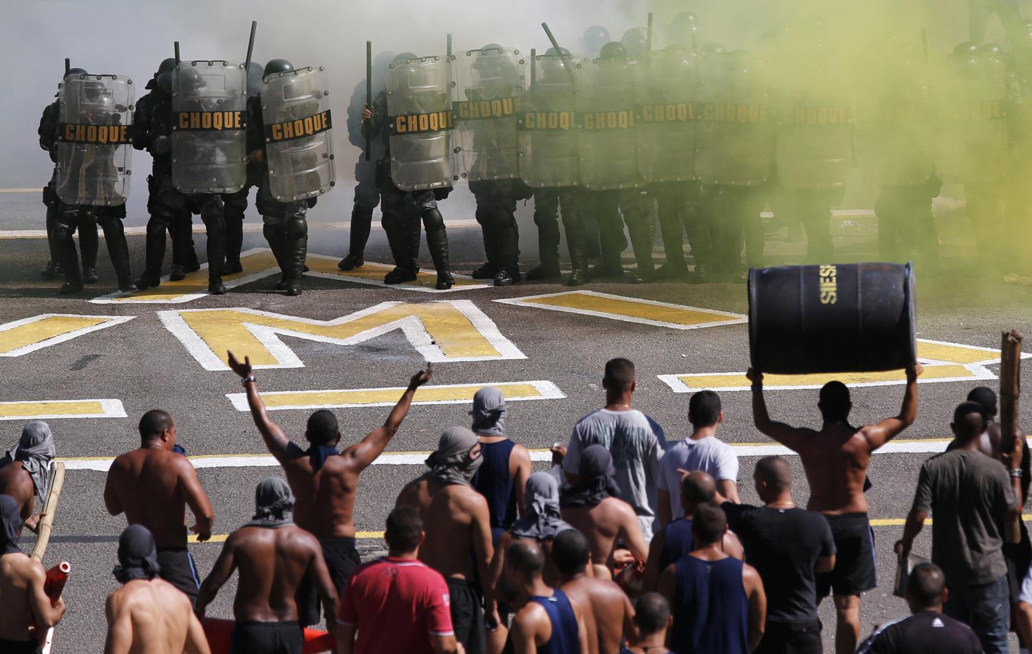 A rendőrség ál-tüntetőkkel edz a világbajnokságra
