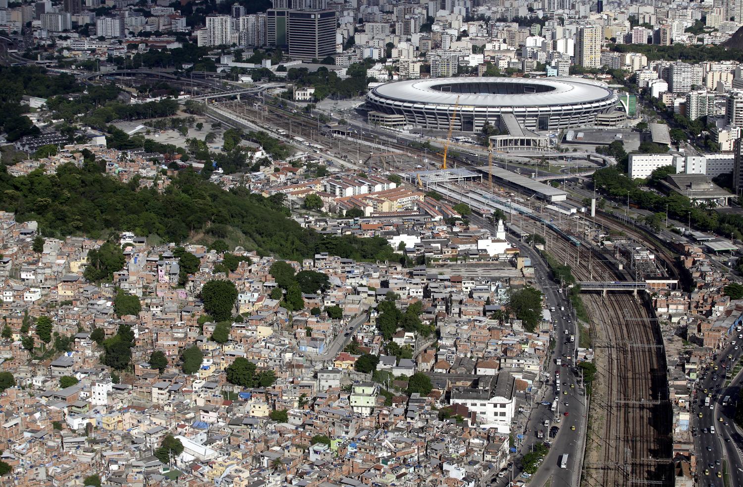 A Maracana szomszédságában (balra lent) hatalmas nyomornegyed húzódik meg