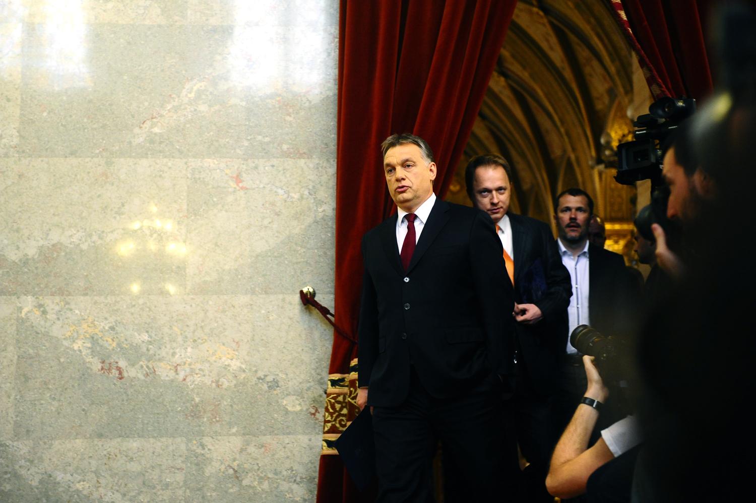 Orbán érkezik a választások utáni sajtótájékoztatójára - mögötte hivatalának kommunikációs vezetői