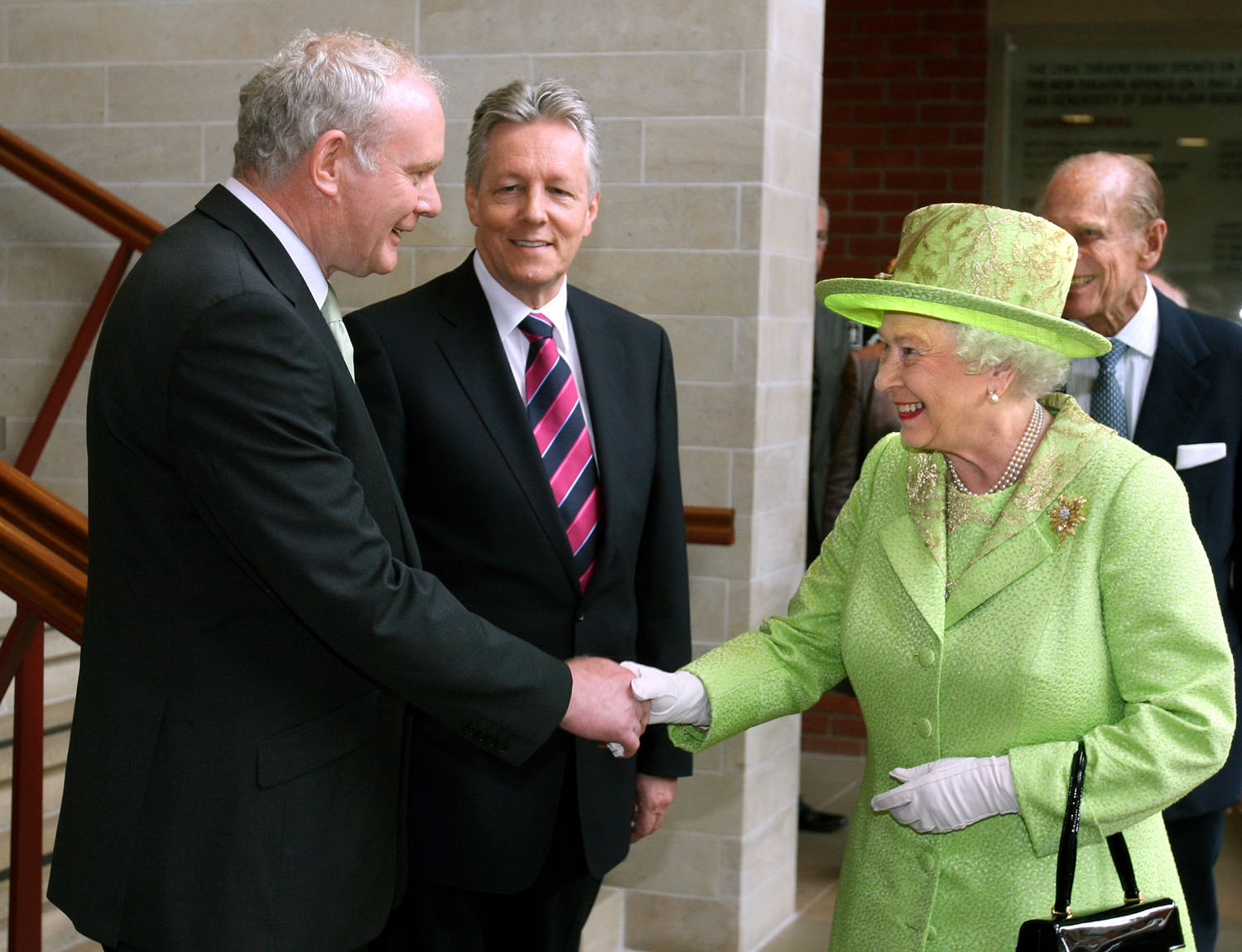 A történelmi kézfogás, amely megelőzte a windsori vacsorát: II. Erzsébet és Martin McGuinness északír miniszterelnök-helyettes 2012-ben Belfastban