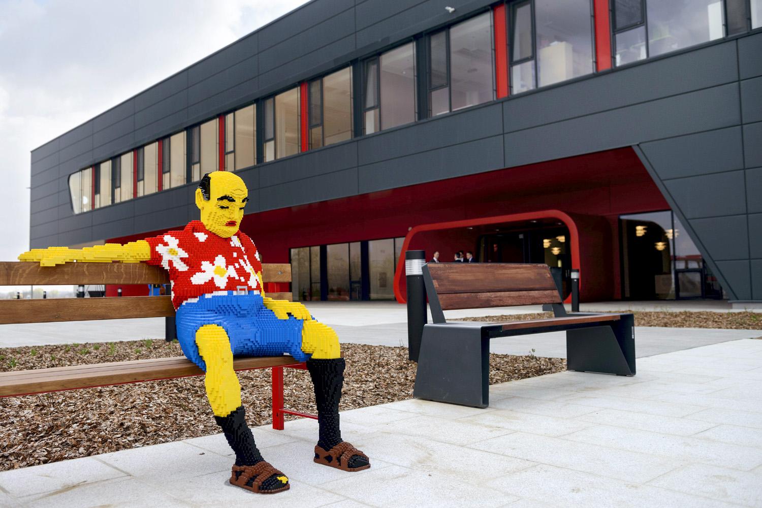 A magyar gazdaság szobra is lehetne az új nyíregyházai Lego-gyár előtt
