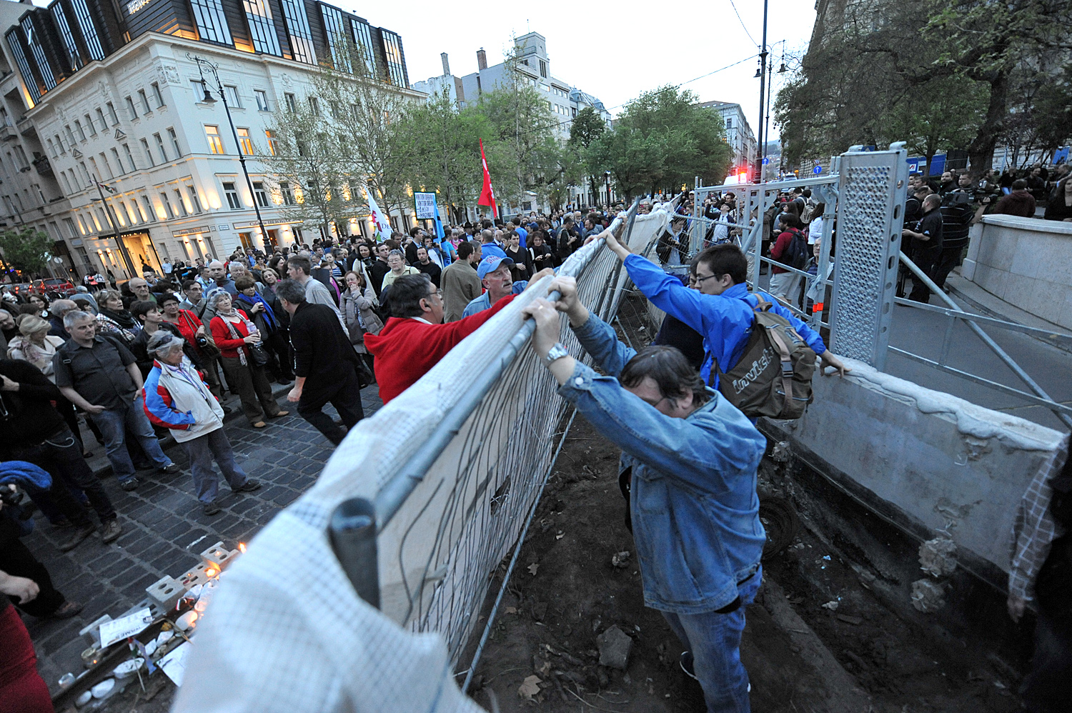 Tüntetők bontják az építkezést elkerítő kordont