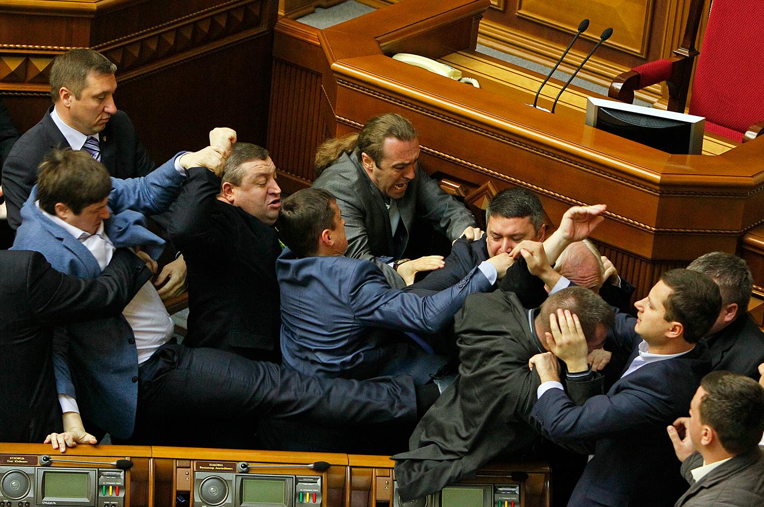 Nemcsak szóban tűztek össze a parlamenti képviselők a kijevi radában