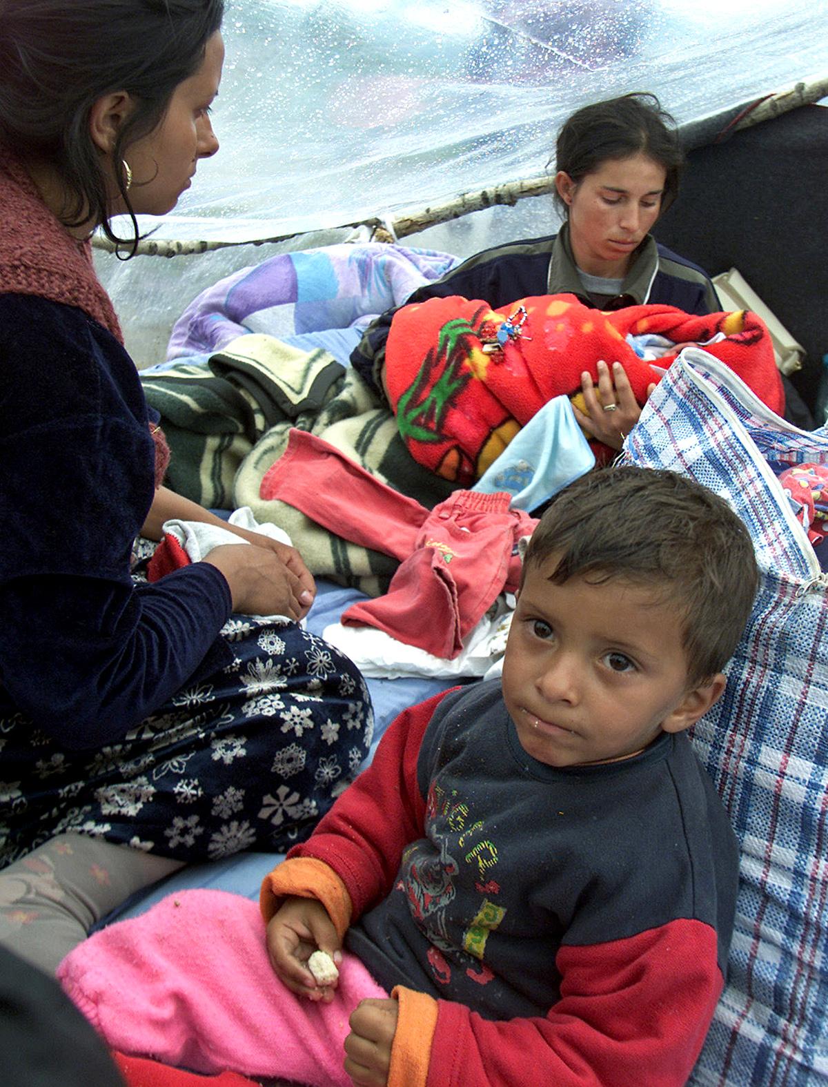 Roma menekült család a görögországi Macedónia régióban egy váz helyett  készített sátor alatt. Razziák, diszkrimináció