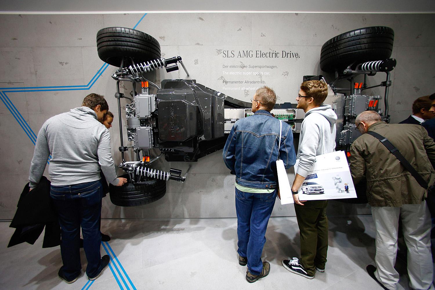 Egy Mercedes SLS AMG motorszerkezetét tanulmányozzák a frankfurti autószalon egyik standjánál