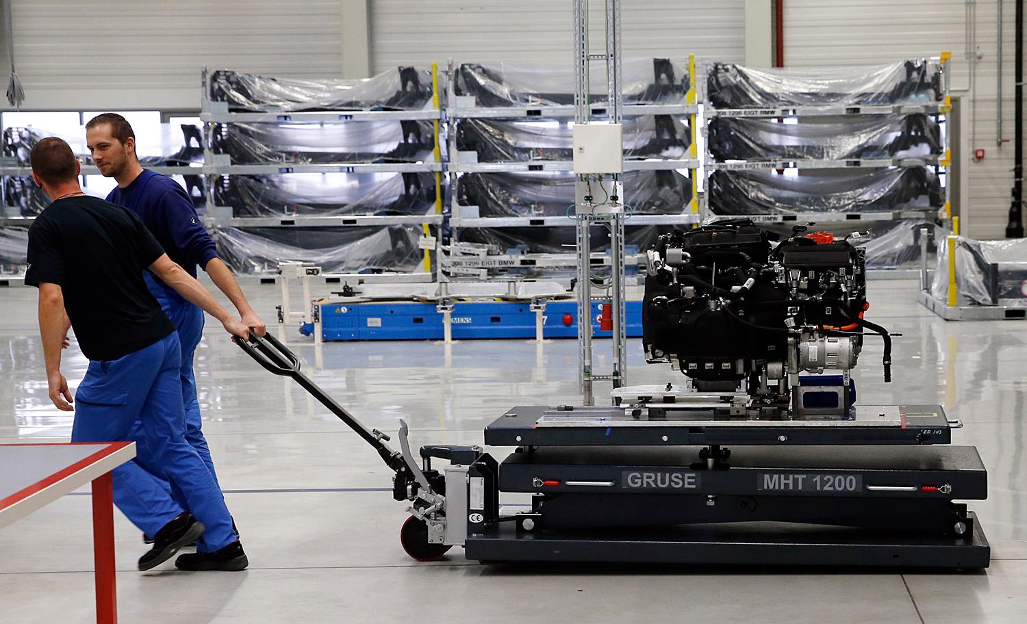 Egy BMW i3-as elektromos motorját viszik beszerelésre a németgyországi gyárban