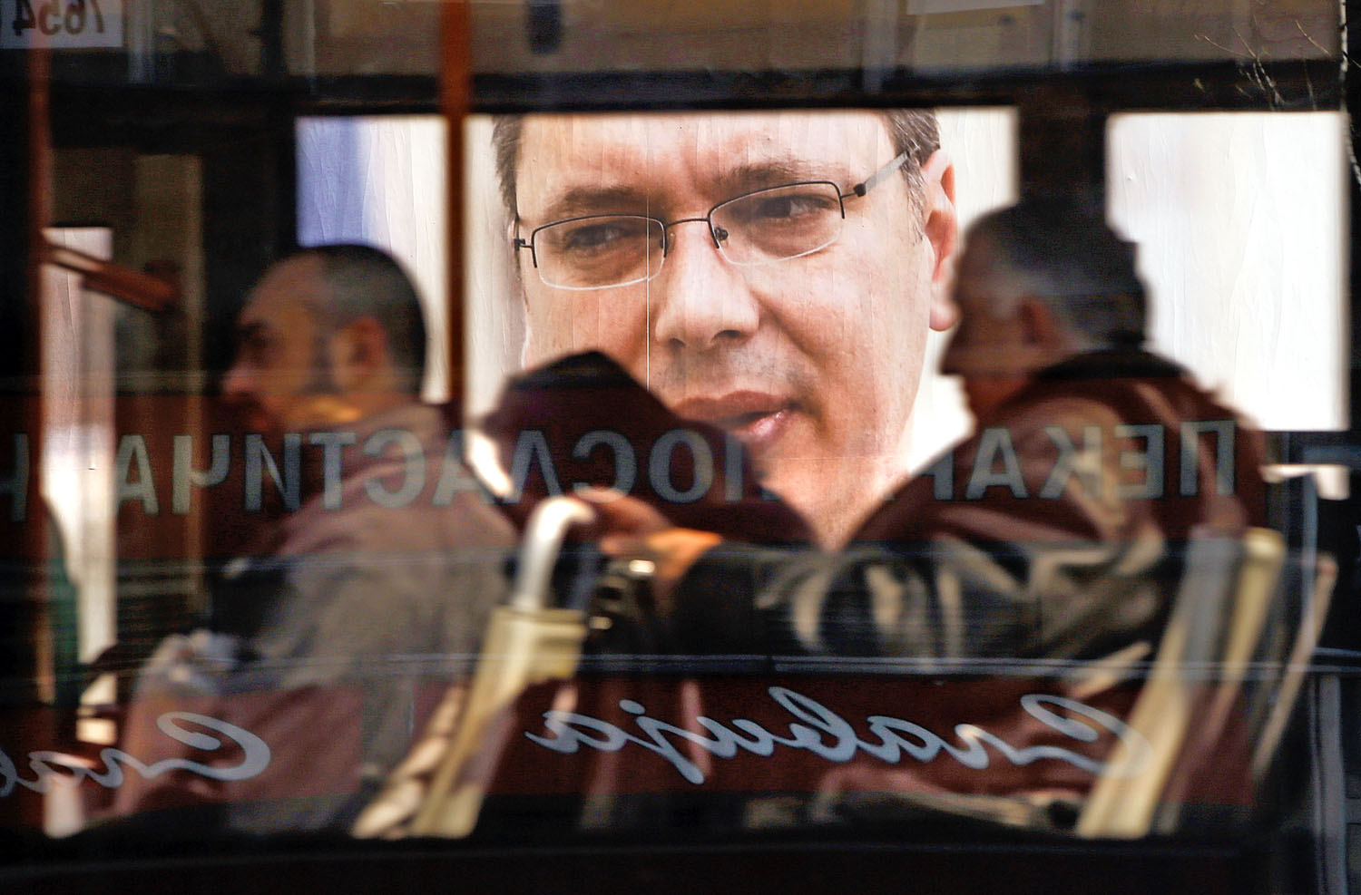 A háttérben Alekszandar Vucsics portréja Belgrádban, még a választások előtt. Megkezdte az egyeztetéseket
