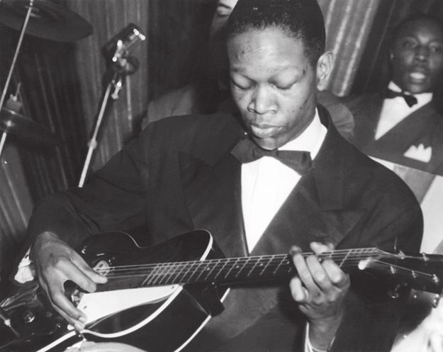 Szólóhangszert csinált a ritmusszekció egyik tagjából. Charlie Christian 1940-ben és híres gitárja, a Gibson ES-150 (balra lent)