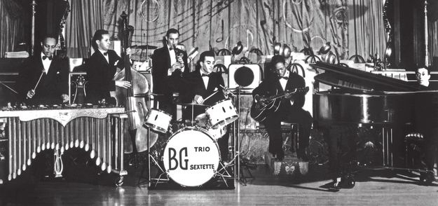 Nagy banda. Charlie Christian (jobbról a második) Benny Goodman (balról a harmadik) együttesében. Balról az első a legendás vibrafonos, Lionel Hampton