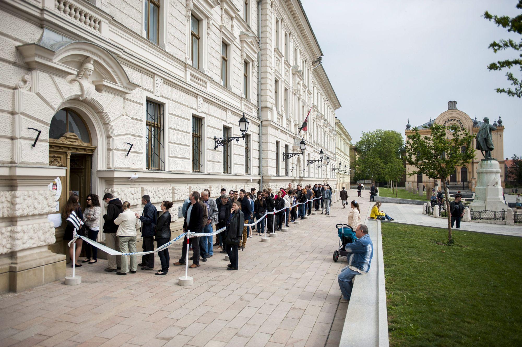 Szavazásra várakozók a pécsi Kossuth téren
