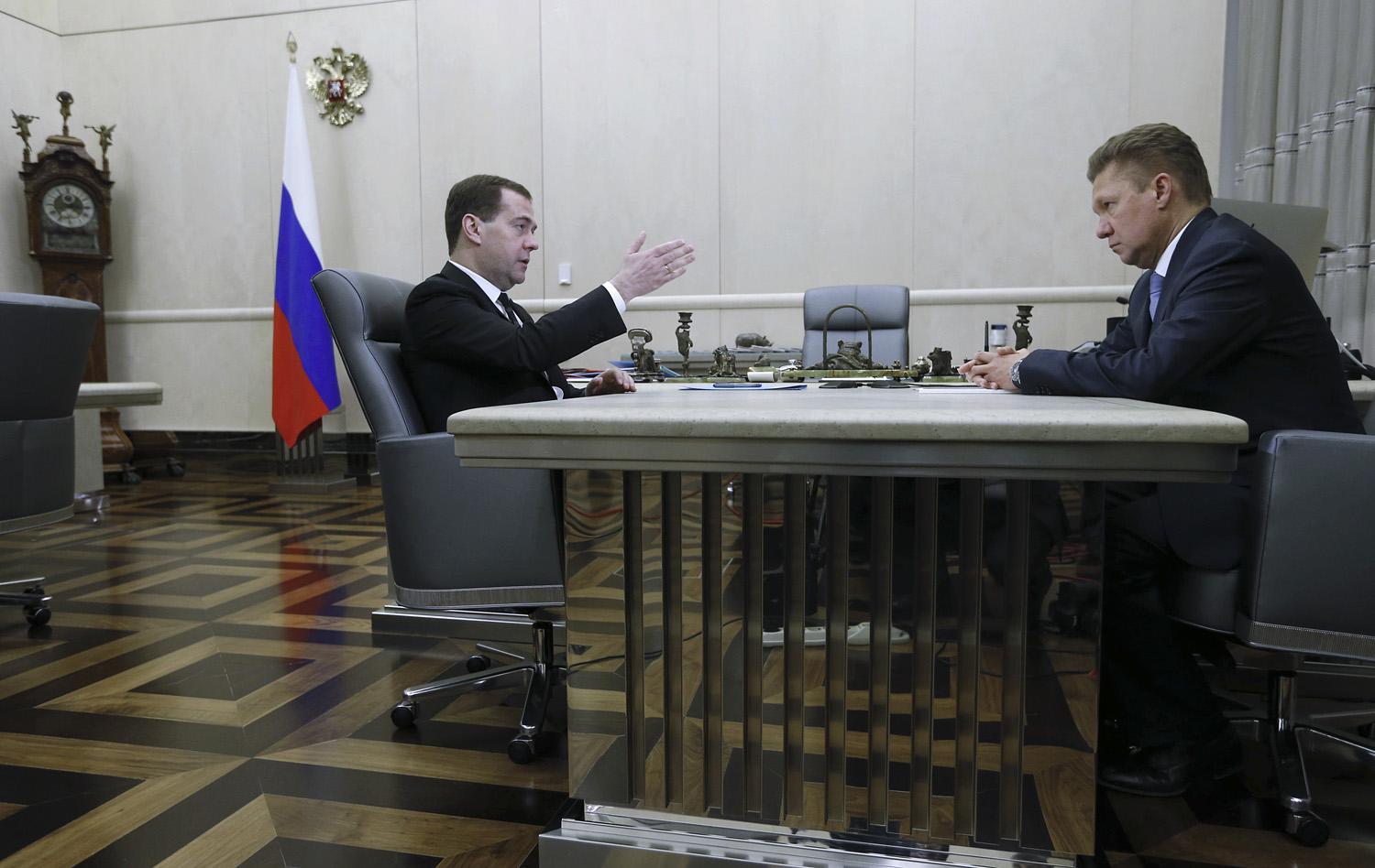 Dmitrij Medvegyev orosz kormányfő Alekszej Millerrel, a Gazprom vezérigazgatójával. 2009-cel ellentétben ma teljesen bizonytalan, hova fut ki a válság