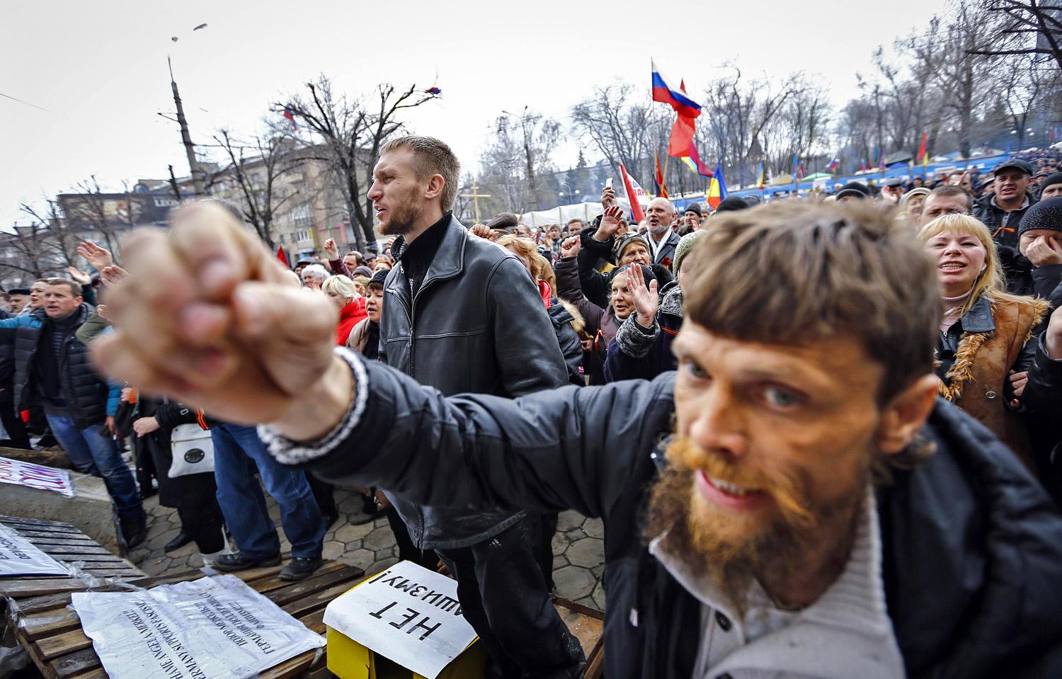 Orosz tüntető Kelet-Ukrajnában