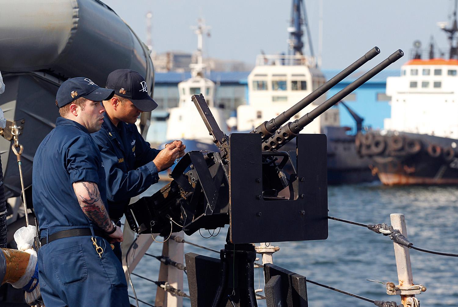Fegyvert emelnek egy hadihajó, az USS Donald Cook fedélzetére Romániában, Constanta kikötőjében. Traian Basescu román elnök fokozott amerikai jelenlétre számít a régióban az ukrán válság miatt