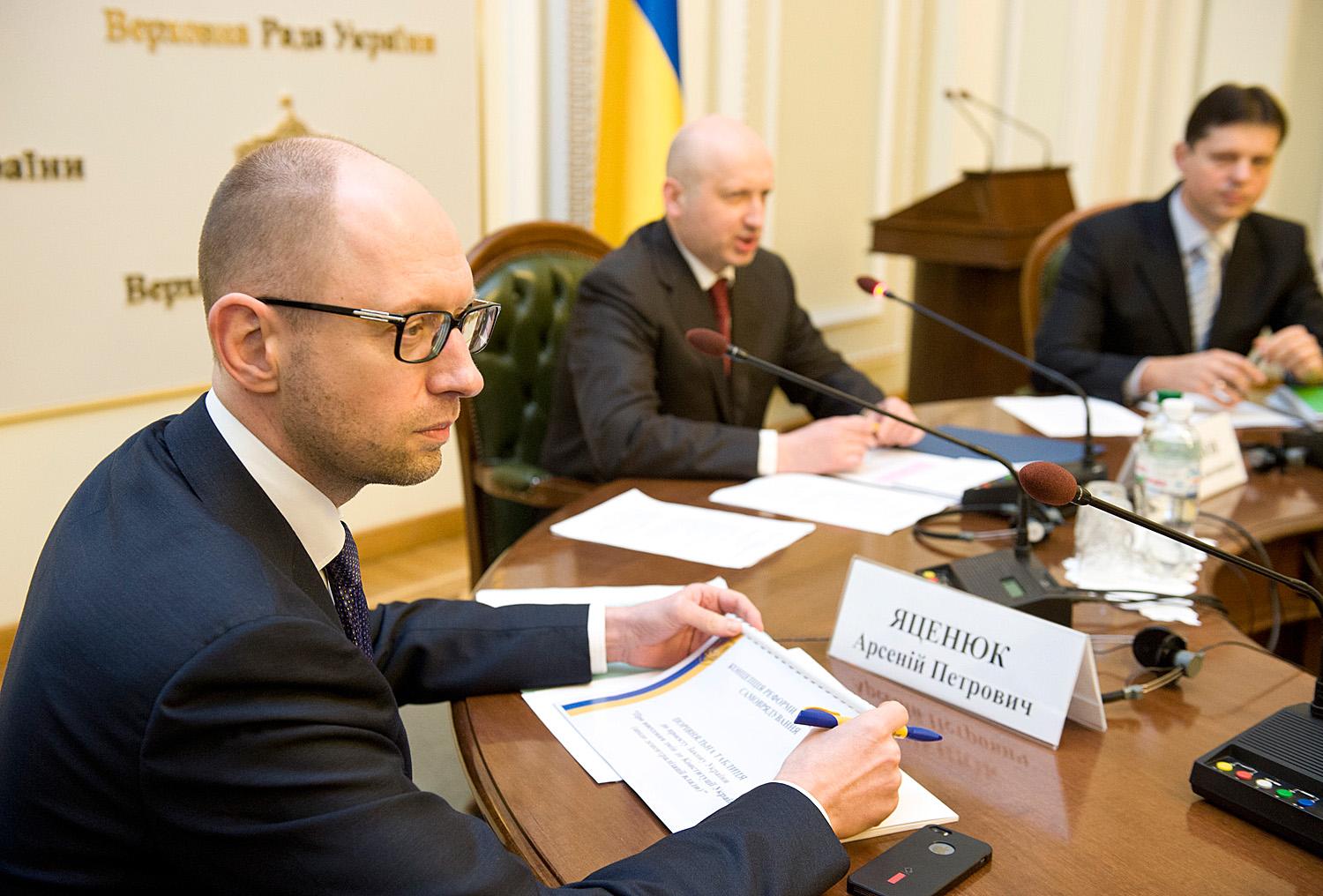 Arszenyij Jacenyuk ukrán miniszterelnök és Oleh Turcsinov ideiglenes elnök hétfőn a kijevi parlament rendkívüli ülésén. Visszavernék az agresszort