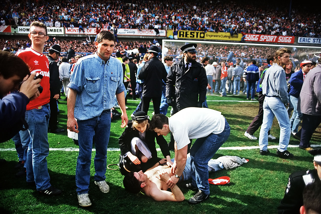 Küzdelem a Hillsborough stadion gyepén 1989. április 15-én