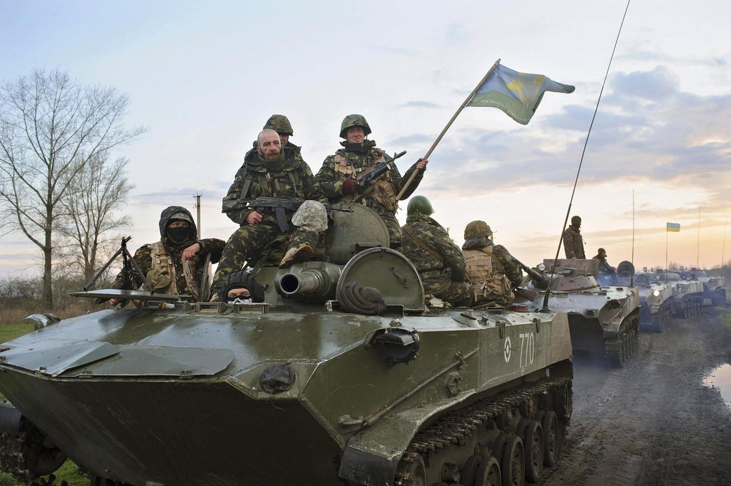Ukrán katonák harckocsikkal  70 kilométerre a Szlovjanszktól