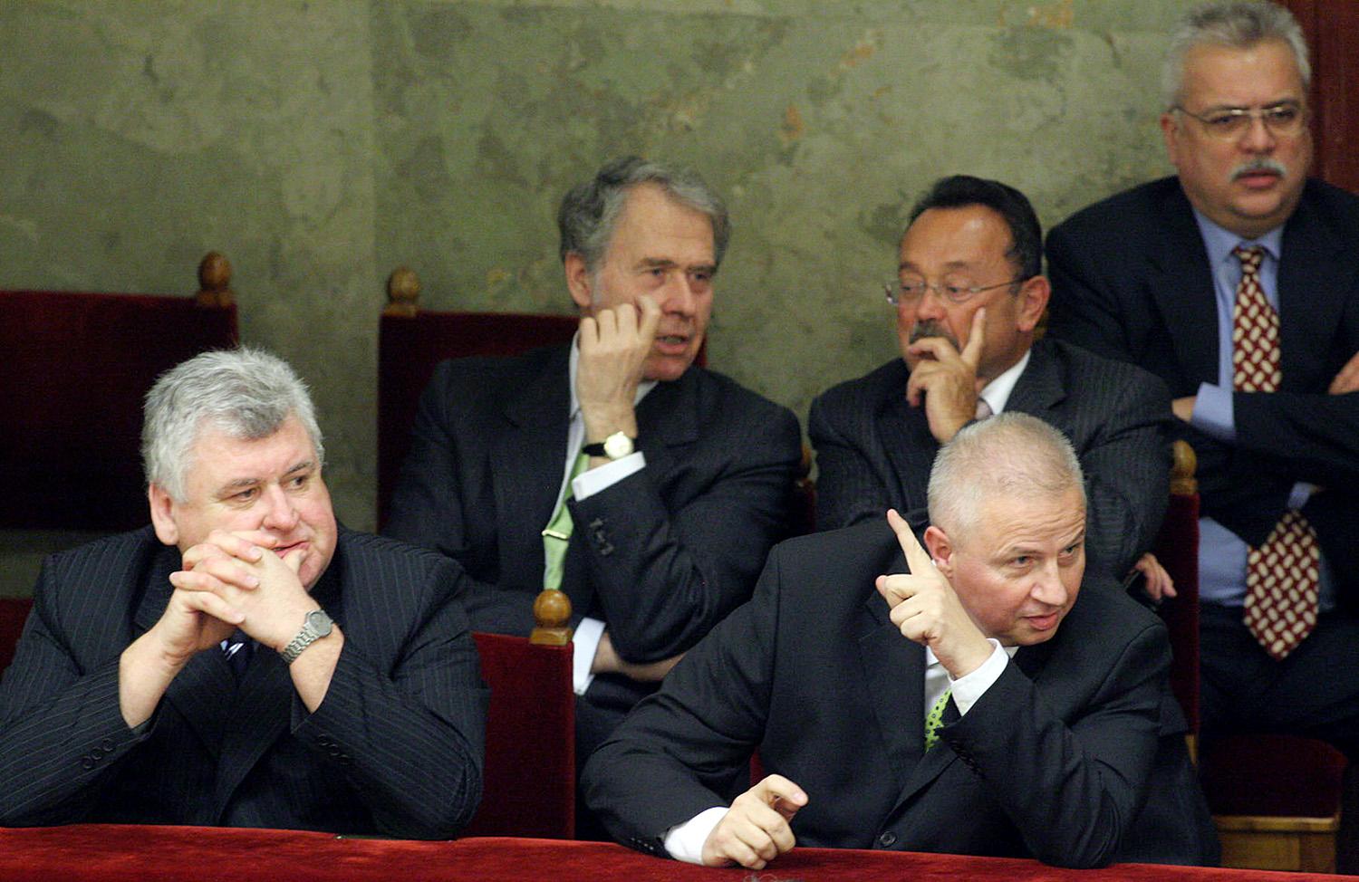 Trócsányi László (jobbra lent) az alkotmánybírók páholyában 2007-ben