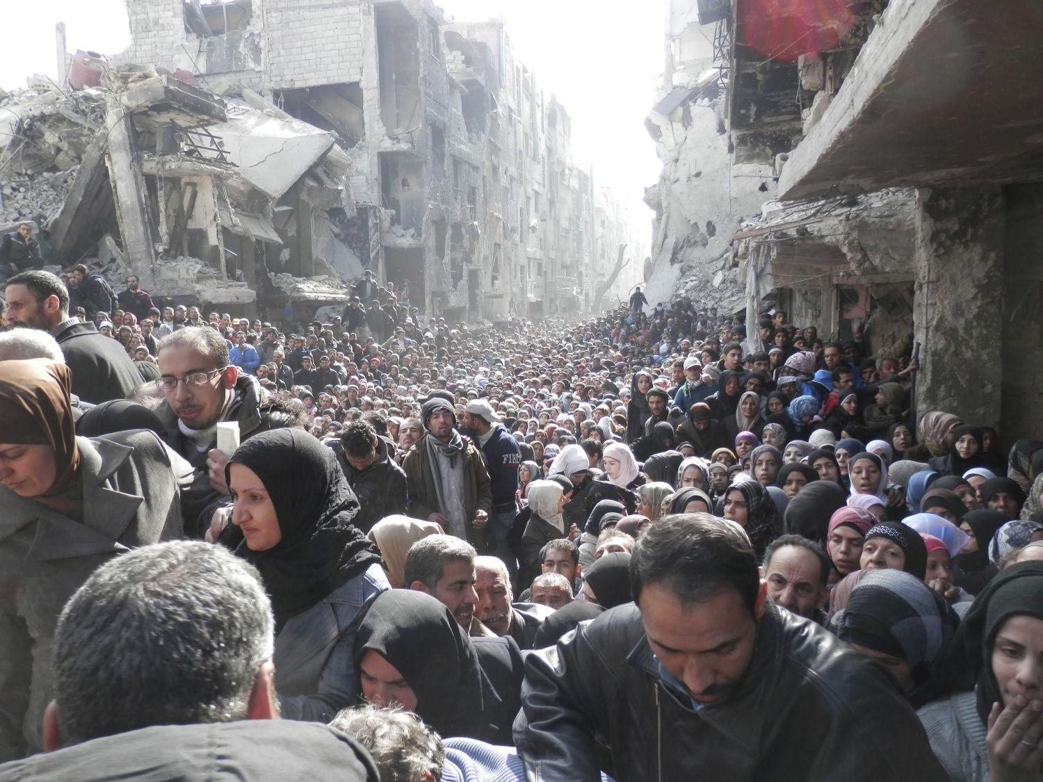 Élelmiszer-segélyre várnak az elzárt al-Yarmouk tábor lakói (Fotó: UNRWA)