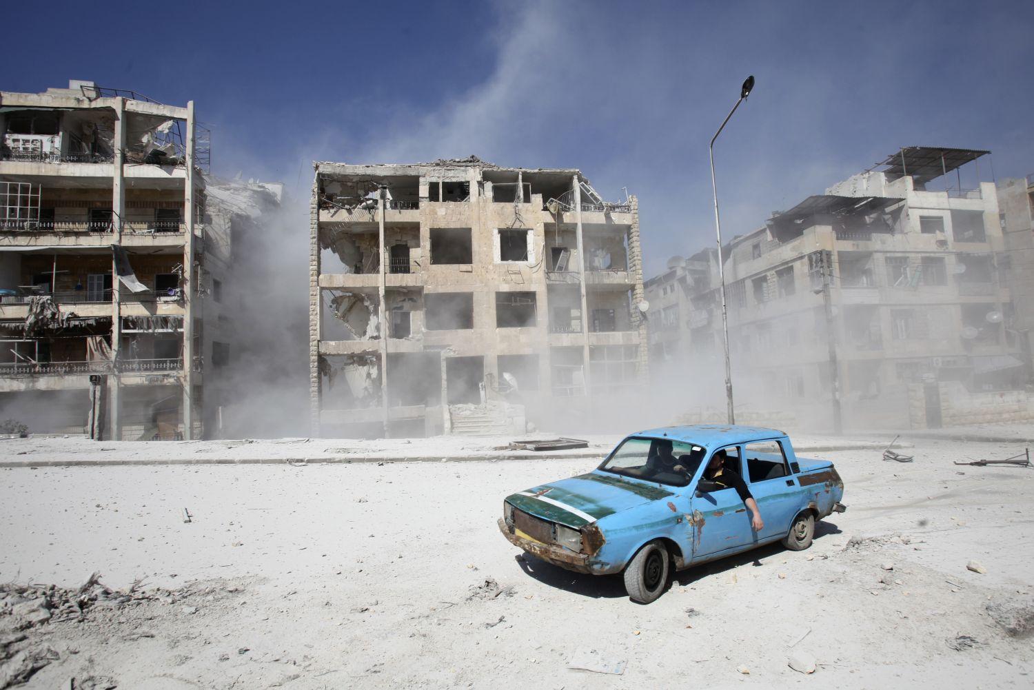 Egy autó halad át Aleppo egyik szétlőtt negyedén - Ammar Abdullaf / Reuters