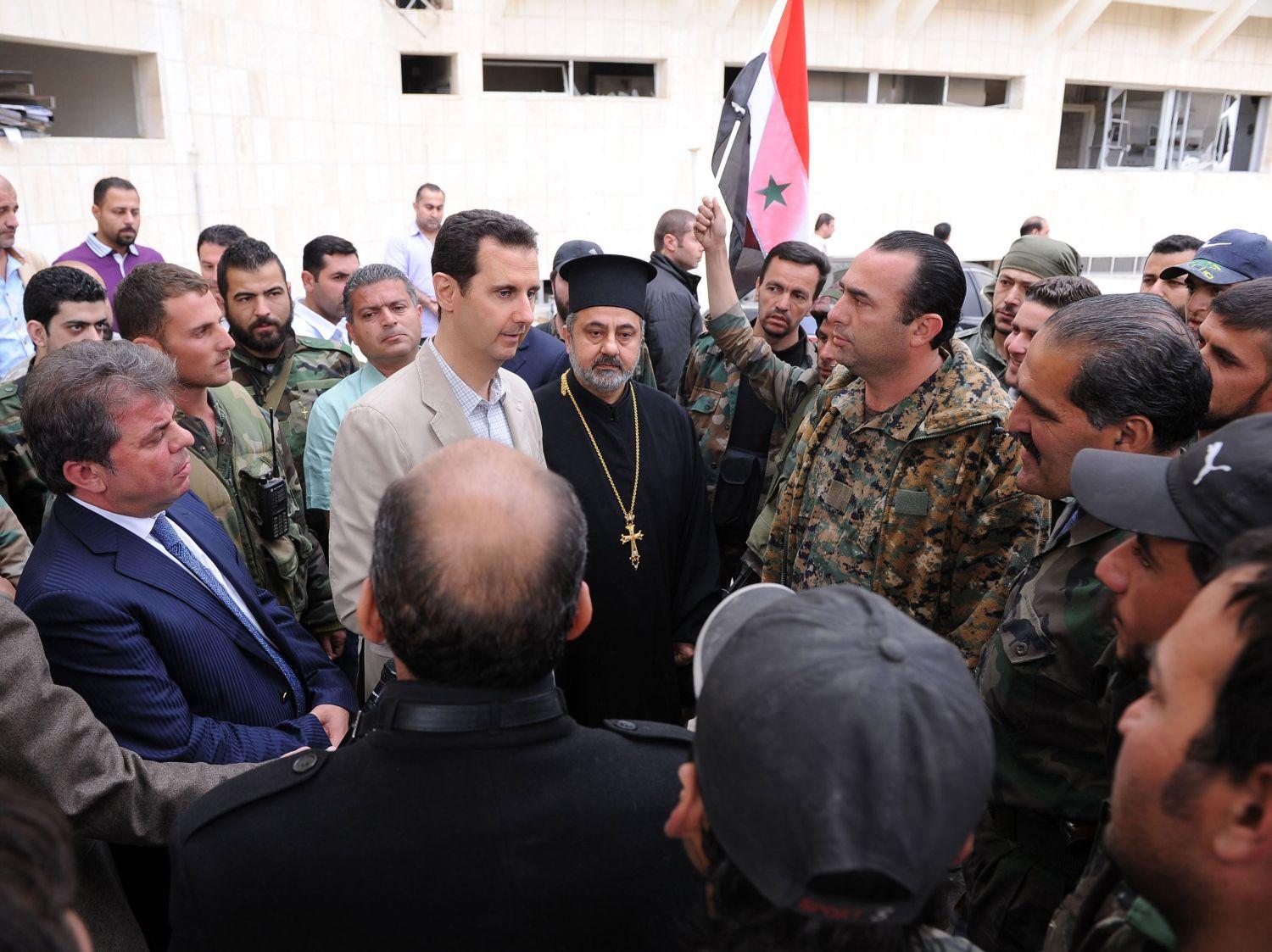 Nézzetek ide, én vagyok a kisebbségek védelmezője - üzeni Aszad elnök a húsvét vasárnap a SANA által közzéadott fotóval. A kép a rezsim által a lázadóktól visszafoglalt M'aloula ősi keresztény településen készült