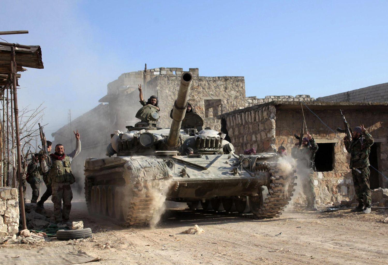 Aleppo elővárosának visszafoglalását ünneplik Aszad katonái - George Ourfalian / Reuters