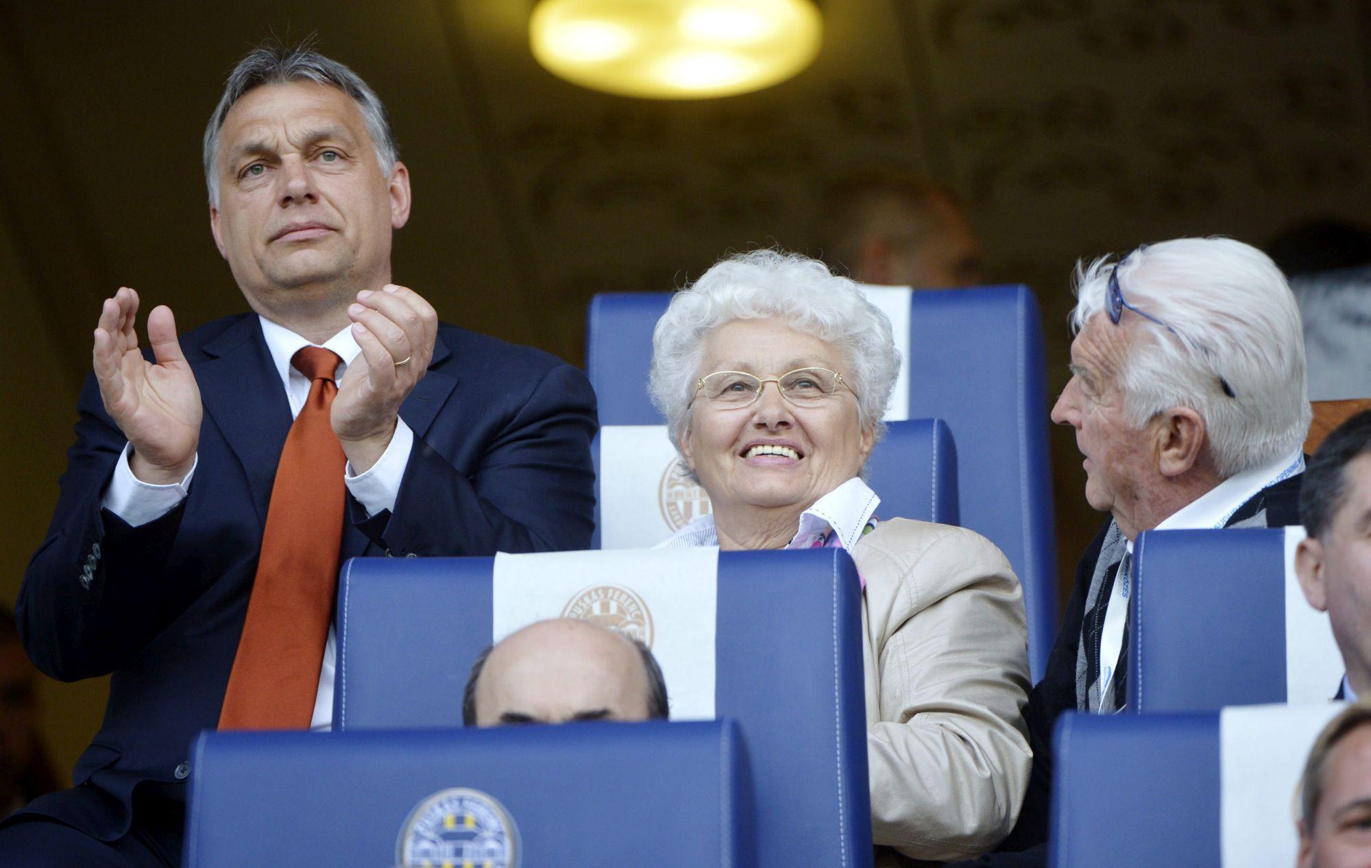 Orbán Viktor és szülei az új felcsúti arénában