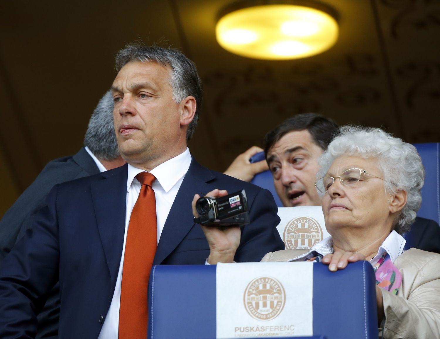 Orbán Viktor édesanyjával és Felcsút polgármesterével, Mészáros Lőrinccel az aréna avatásán