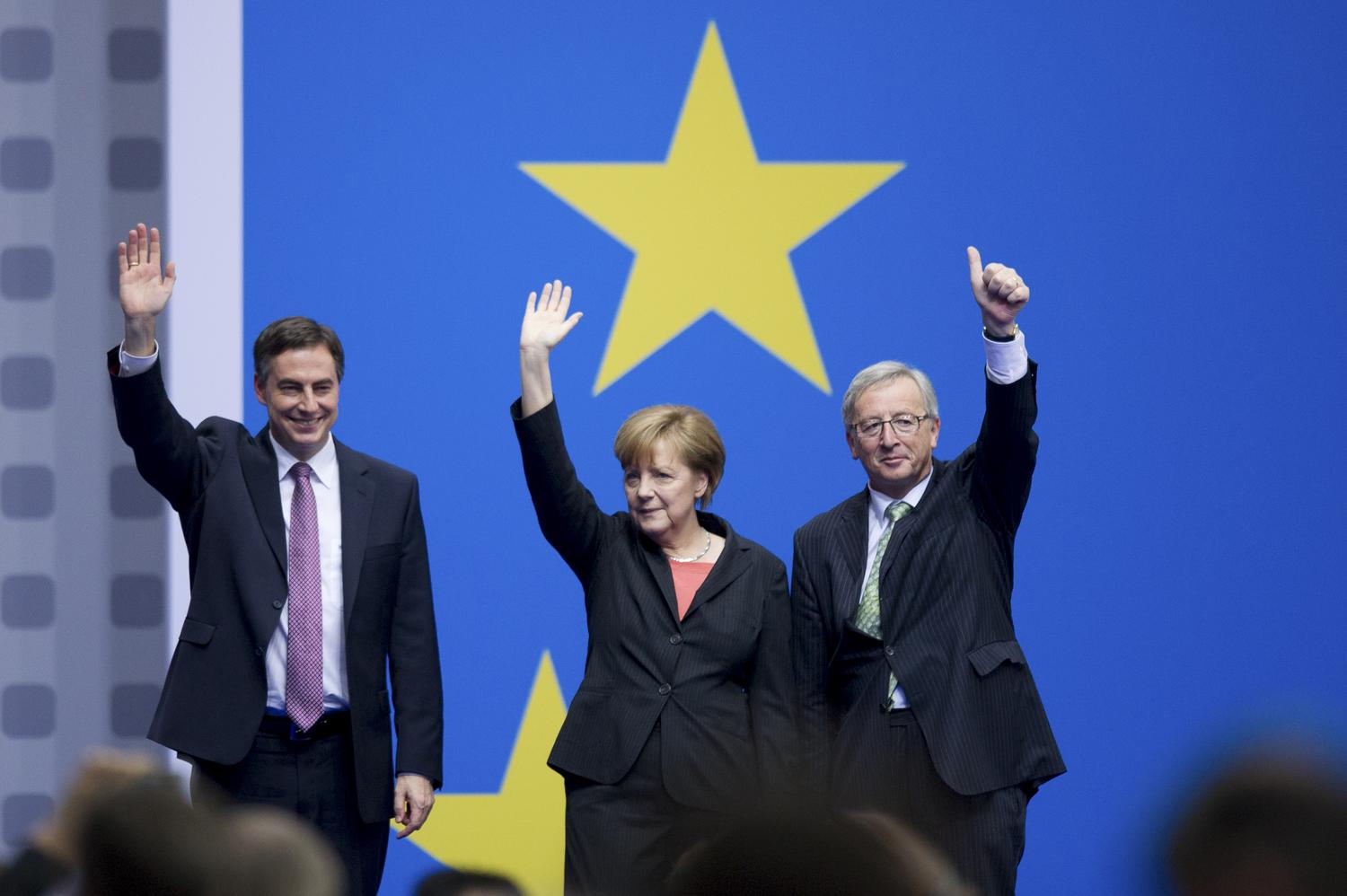 Az európai néppárt listavezetője, Jean-Claude Juncker próbálja begyűjteni a német szavazatokat Angela Merkel segítségével