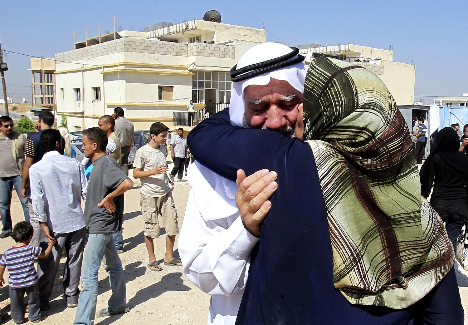 Egy jordán férfi üdvözli szír rokonát Ramtha városában