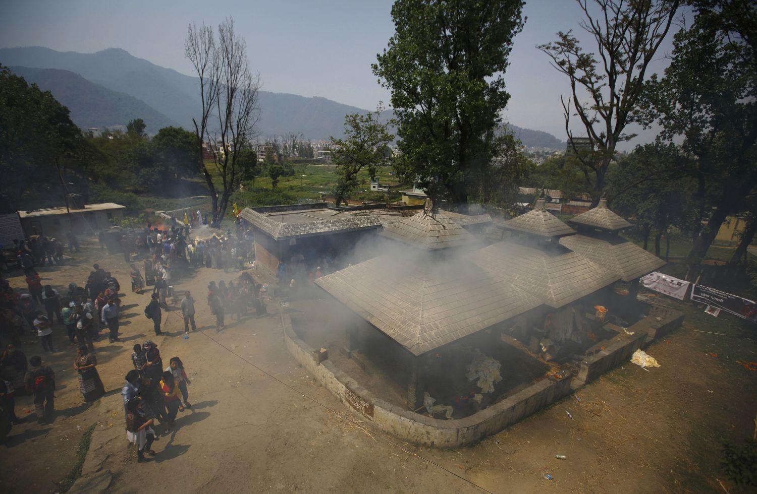 A lavinában életüket vesztett serpák hamvasztásos temetése Kathmanduban