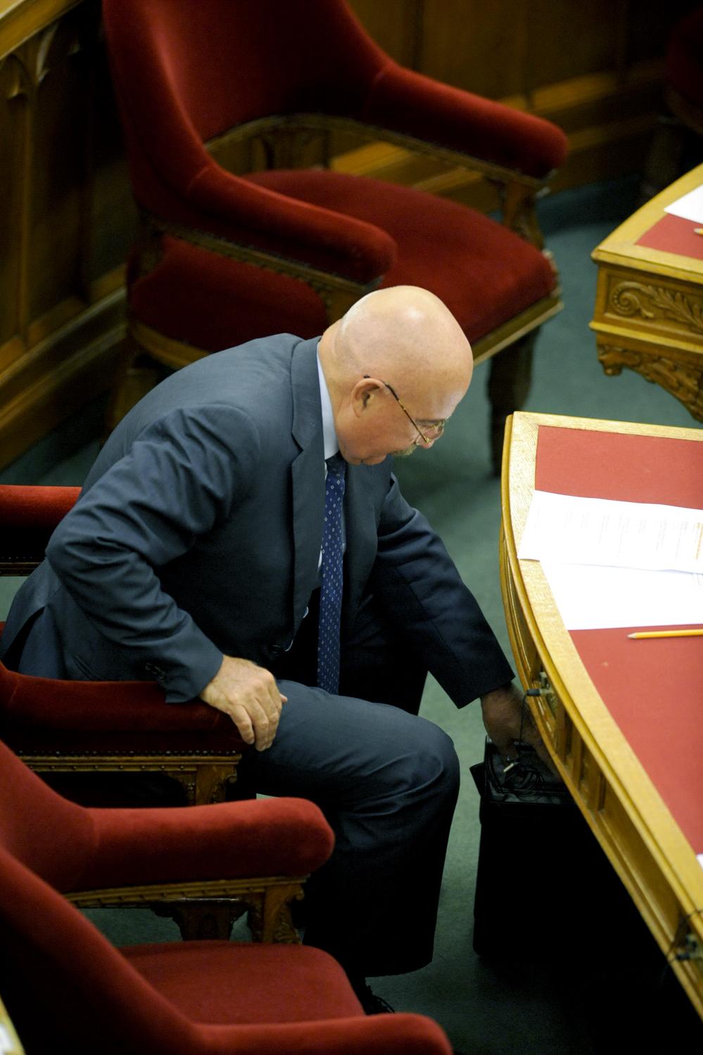 Martonyi átül a parlamentből, de a következő széke is elegendően kipárnázott