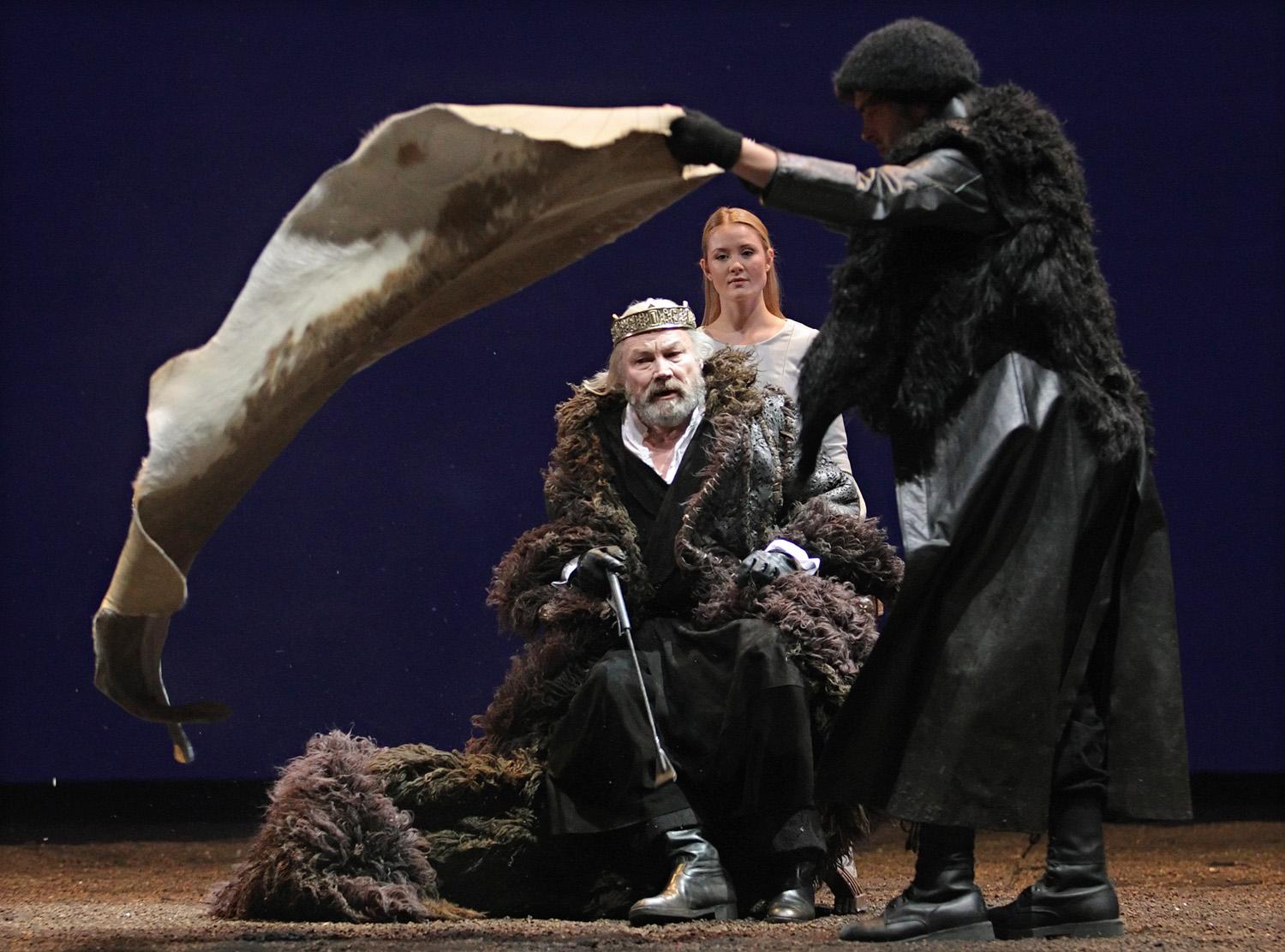 Lear király szerepében Klaus Maria Brandauer a bécsi Burgtheater 2013 decemberi bemutatójában