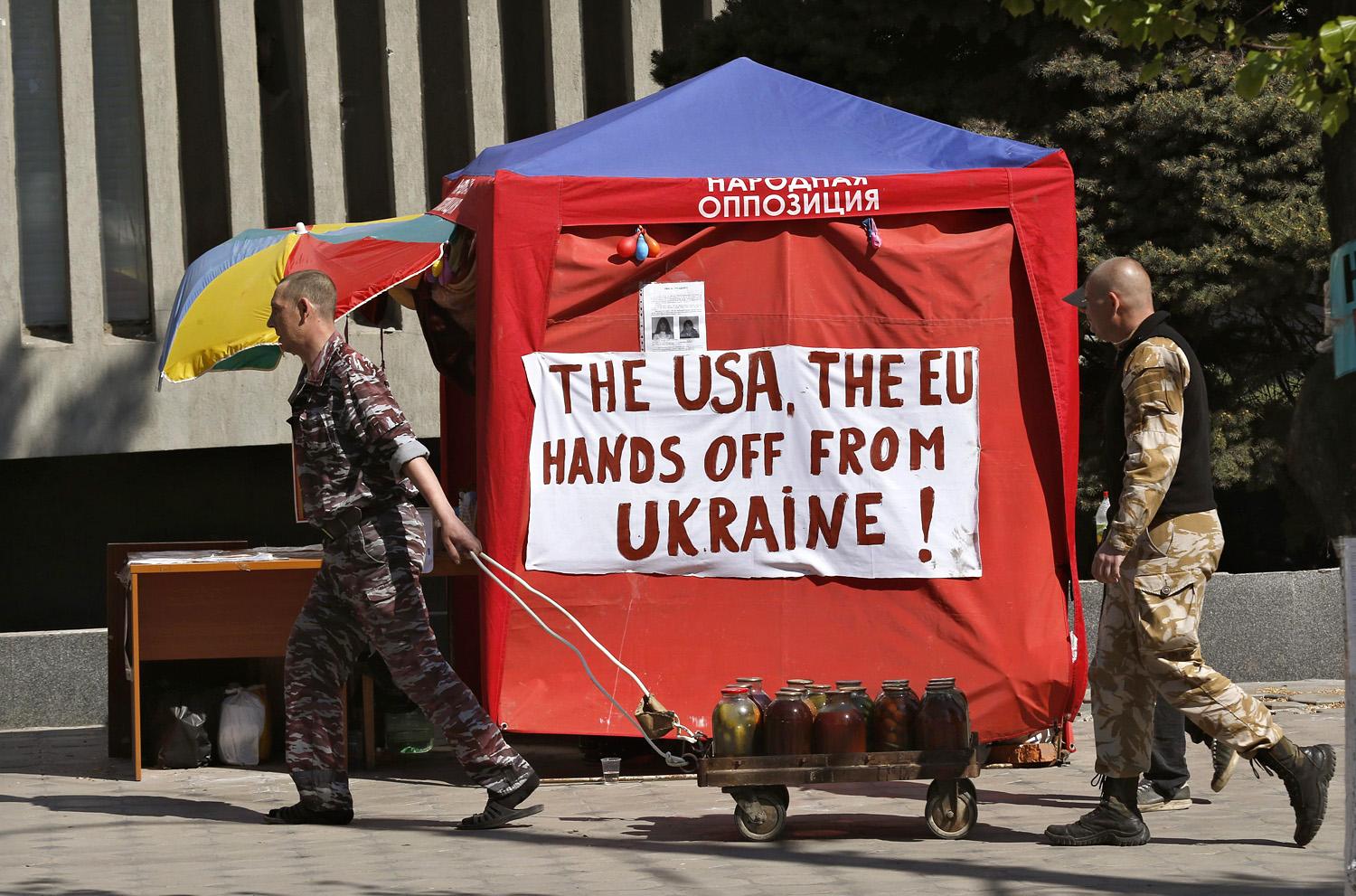 Oroszbarát poszter küldi el Ukrajna közeléből Amerikát és az EU-t