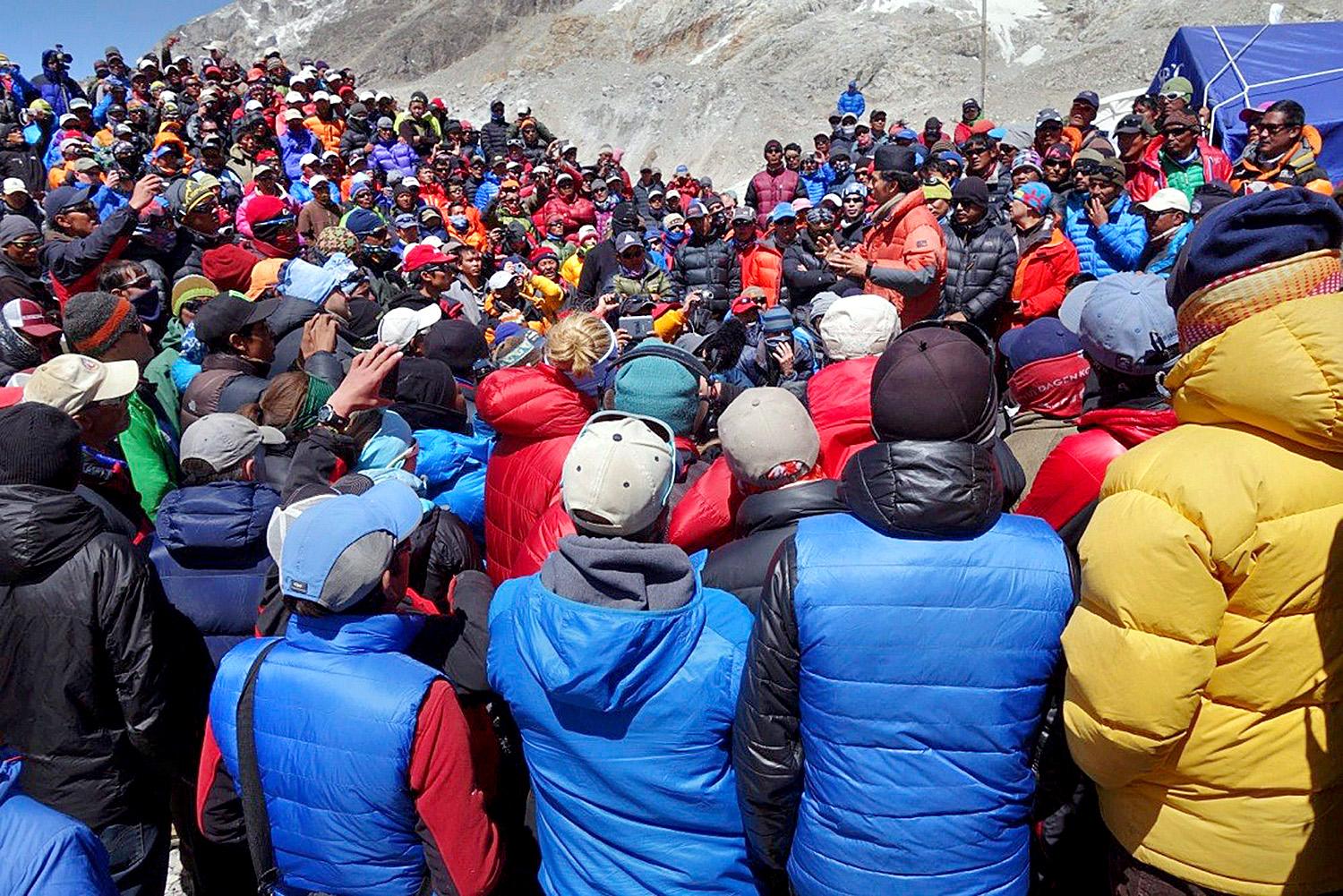 A nepáli kormány küldöttsége tárgyal serpa hegymászókkal és hegyi vezetőkkel a Mount Everest alaptáborában. 