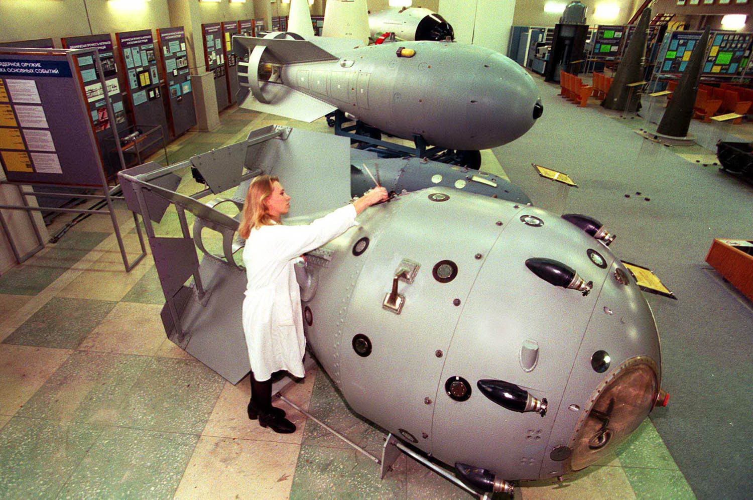 Az első szovjet atombomba, mögötte az első termonukleáris bomba, hátul a világ legnagyobb hatóerejű atombombája a Nyizsnyij Novgorod melletti Szarov zárt múzeumában