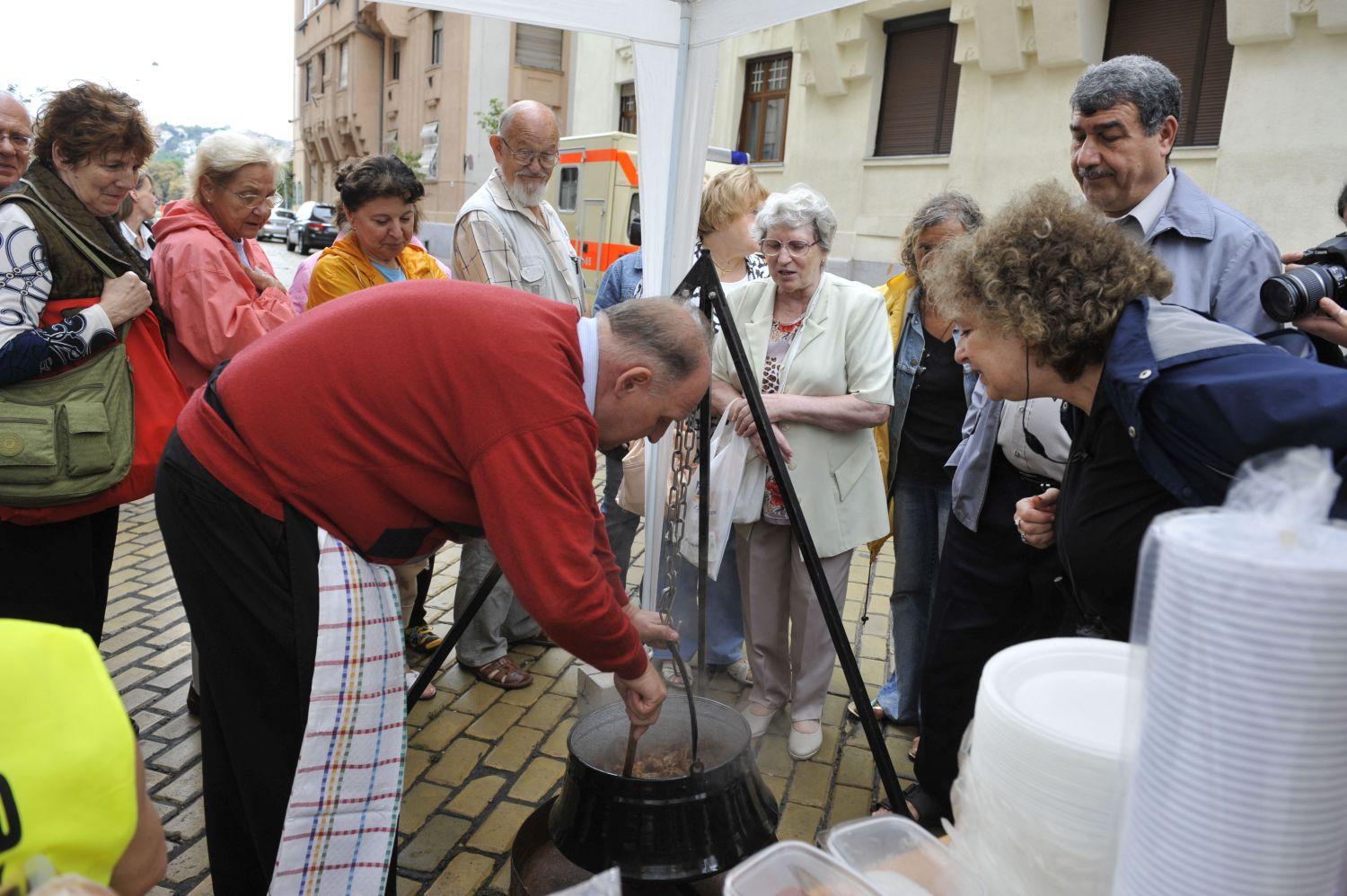 Tóth József főz a kerületében megrendezett Pozsinyi pikniken